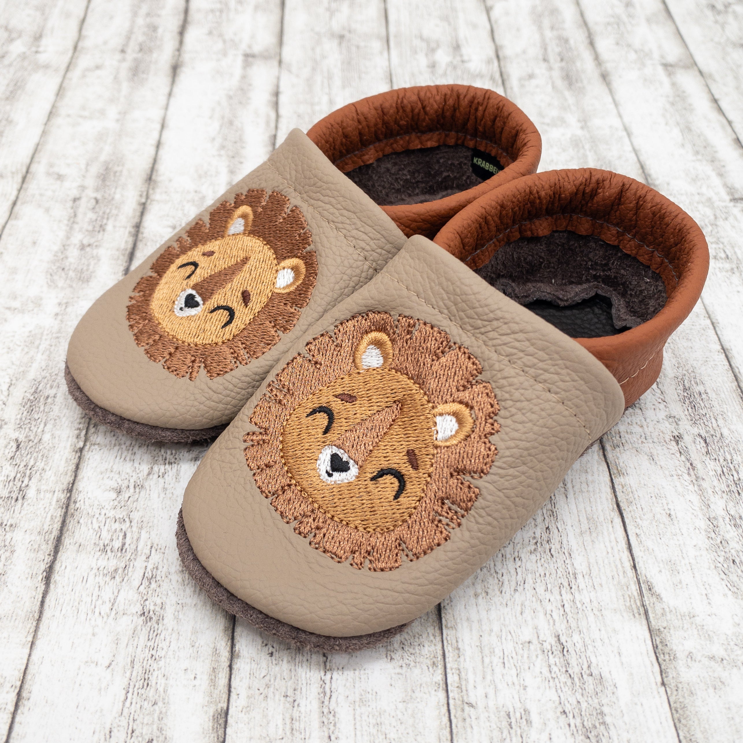 Krabbelschuhe mit Löwe bestickt aus Echtleder - weiche Lauflernschuhe