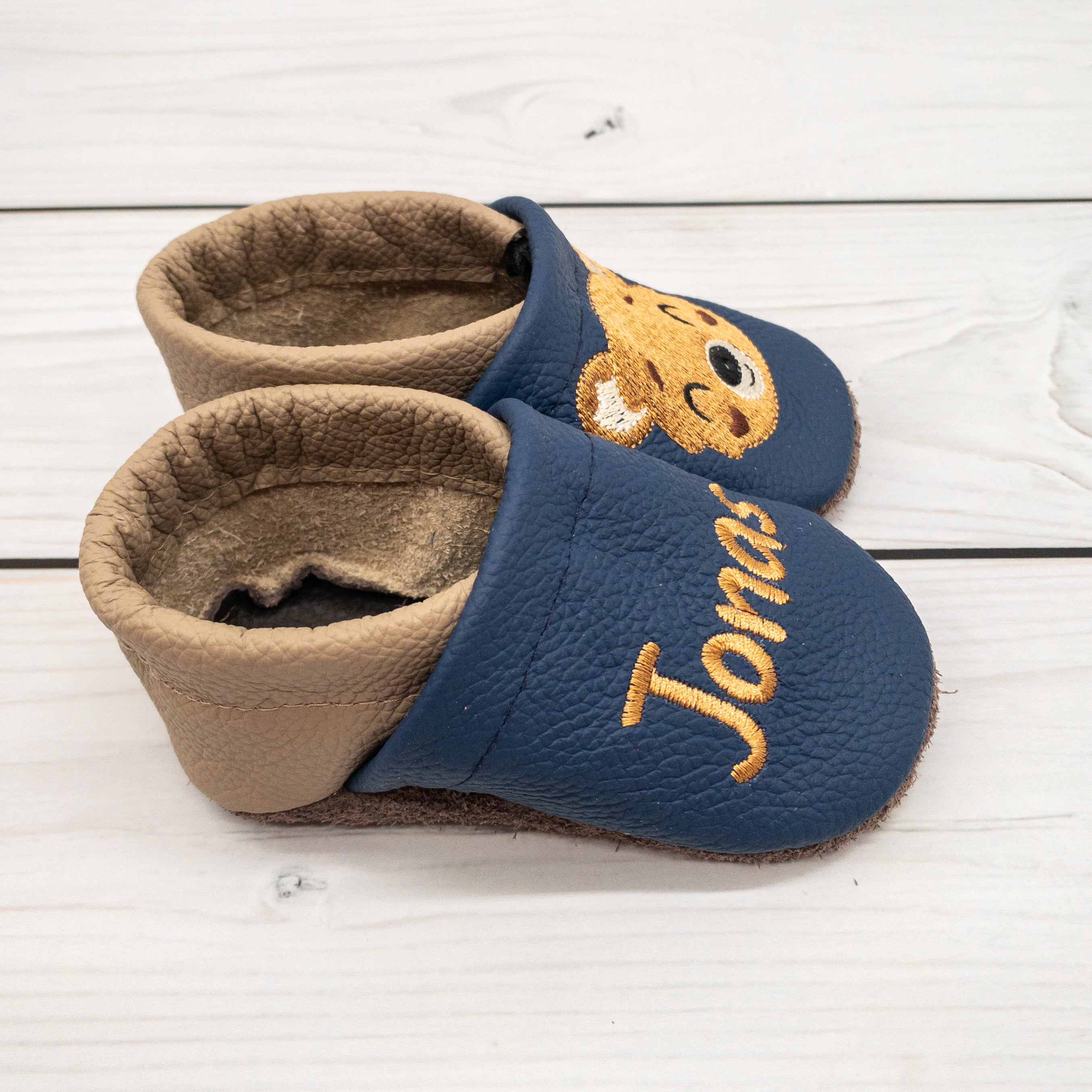 Personalisierte Krabbelschuhe mit Bär - individuell mit Namen bestickt