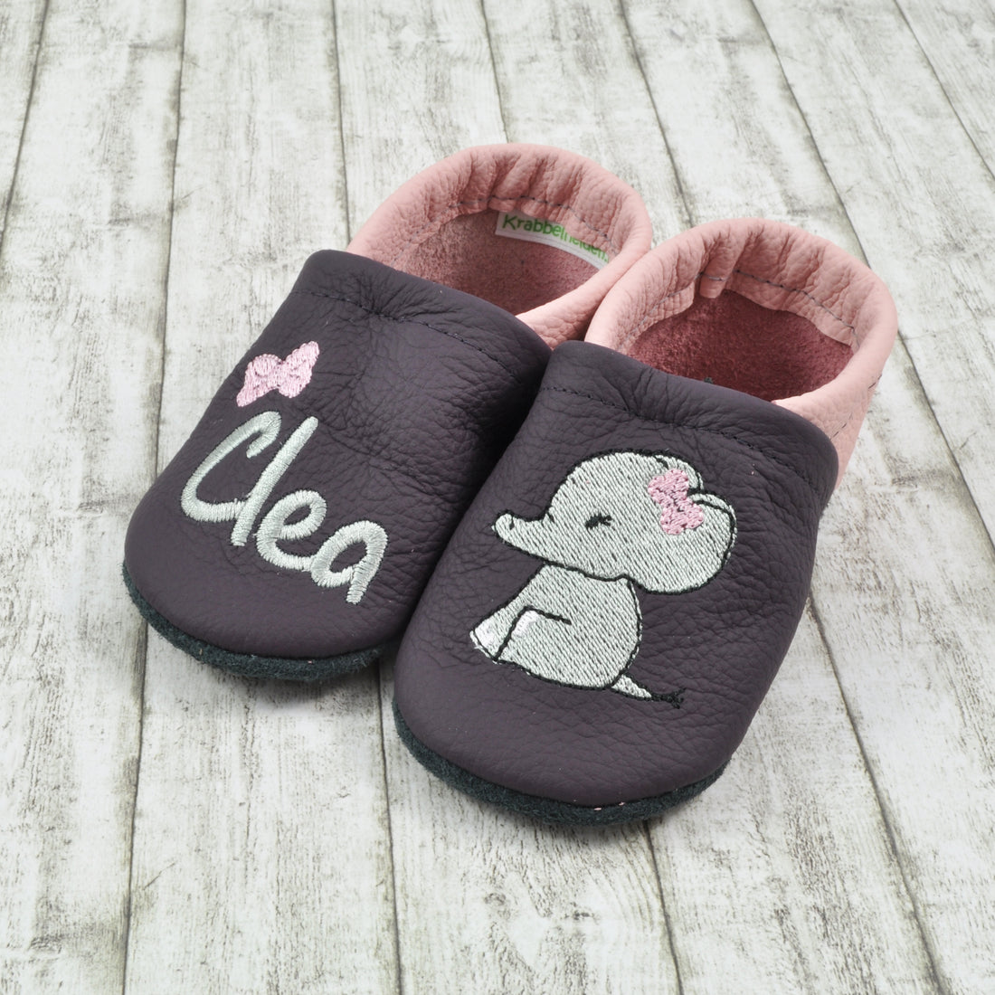Weiche Krabbelschuhe von Krabbelhelden in lila und rosa mit Elefant und Name bestickt - aus Echtleder