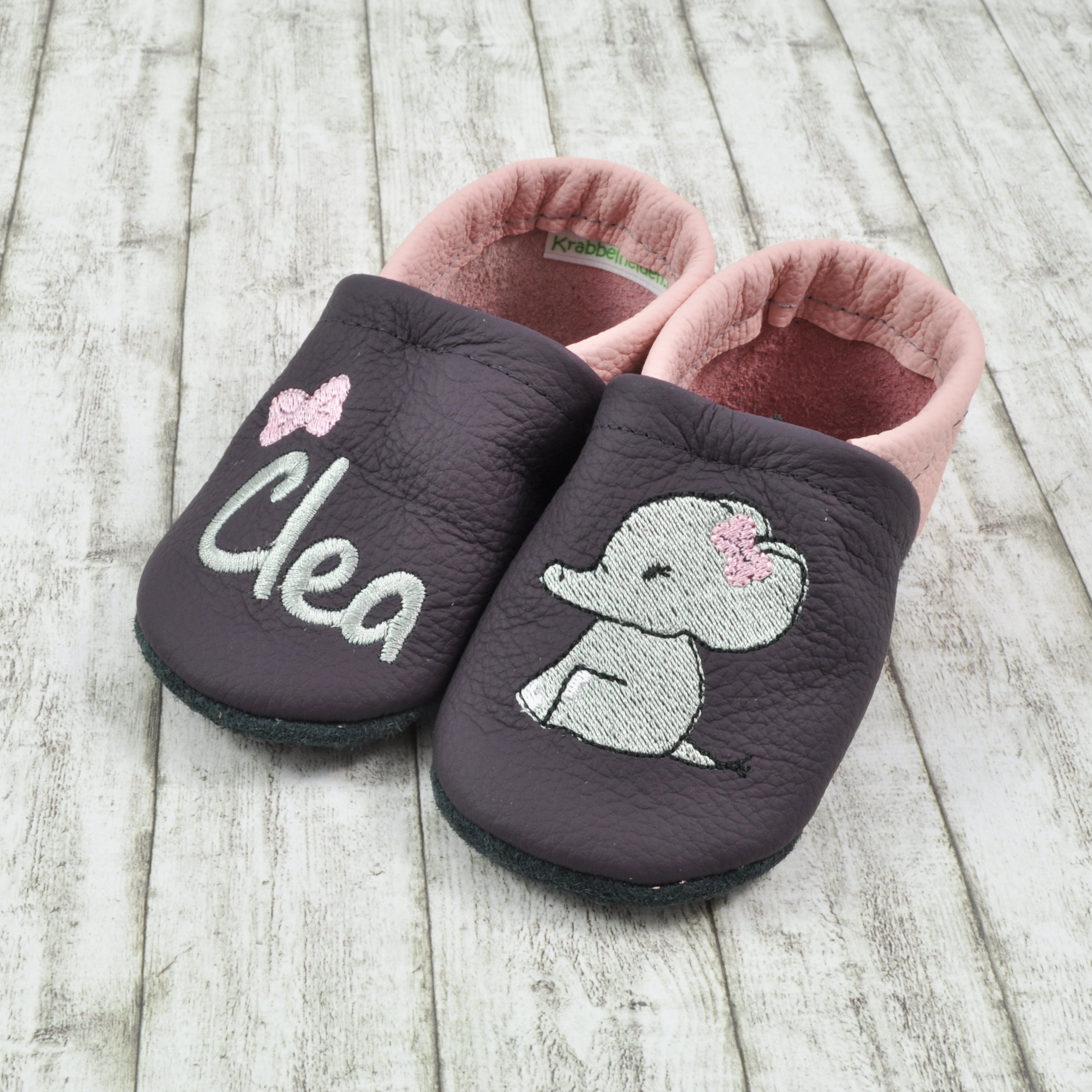 Weiche Krabbelschuhe von Krabbelhelden in lila und rosa mit Elefant und Name bestickt - aus Echtleder