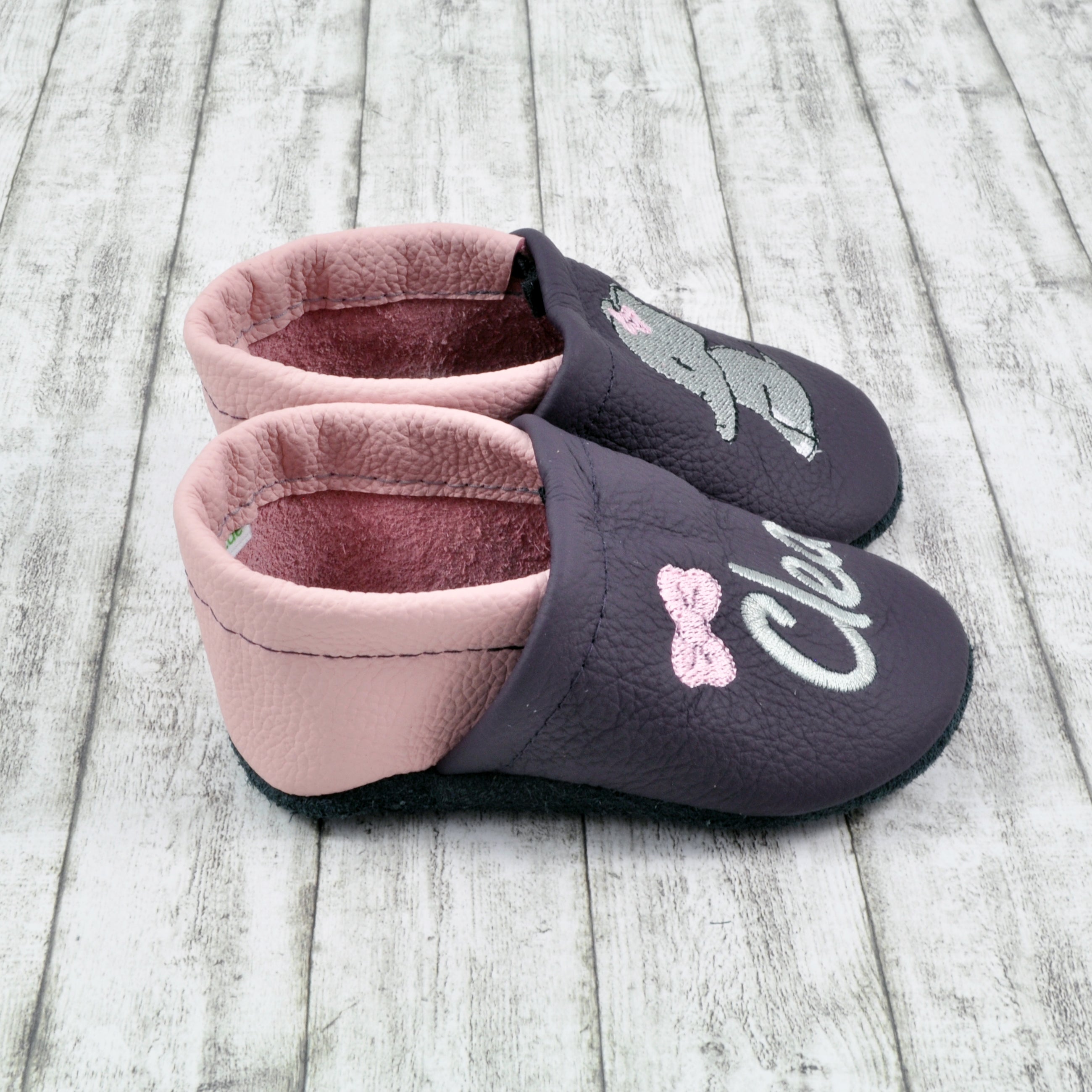Weiche Krabbelschuhe von Krabbelhelden in lila und rosa mit Elefant und Name bestickt - seitlich gezeigt