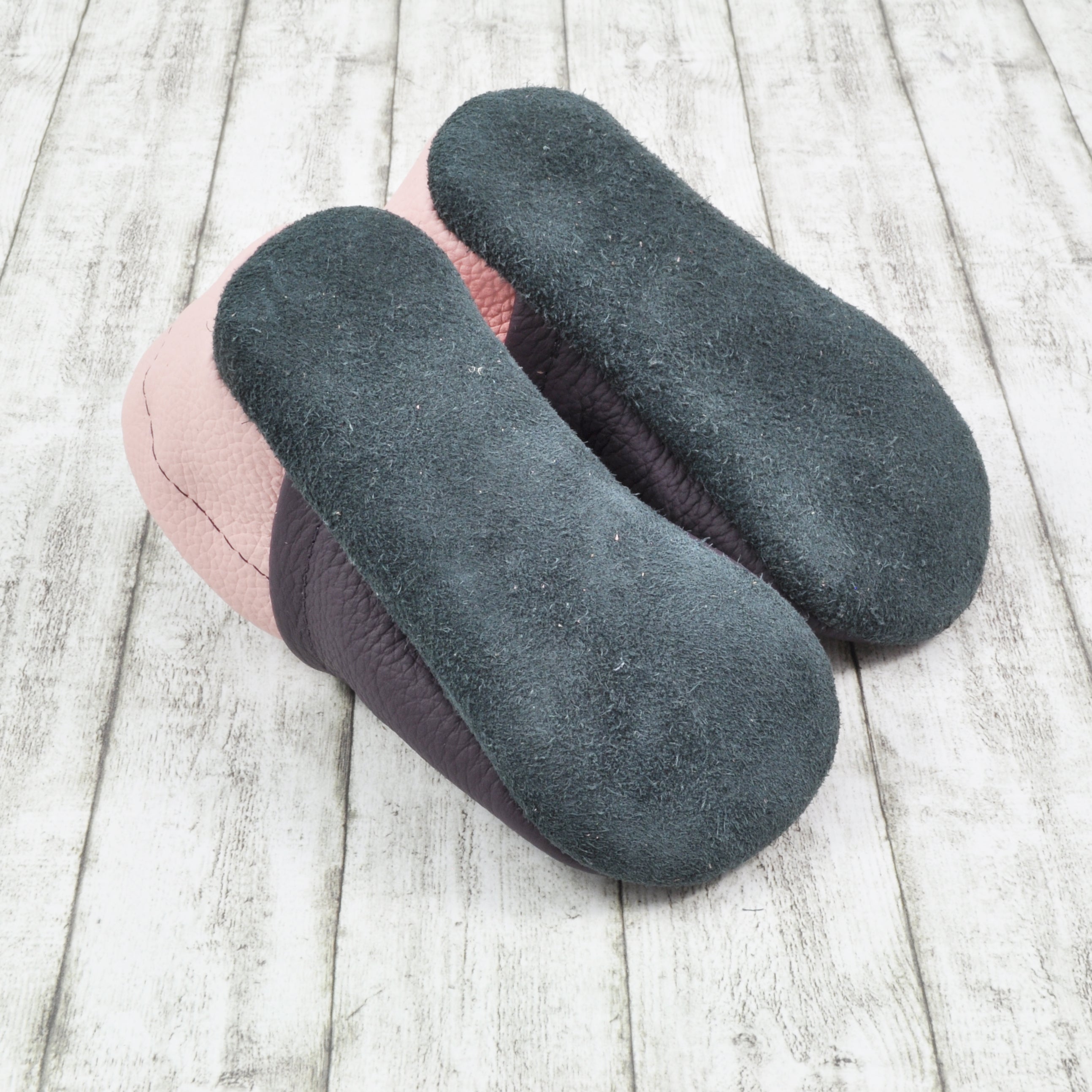 Weiche Krabbelschuhe von Krabbelhelden in lila und rosa mit Elefant und Name bestickt - von unten.