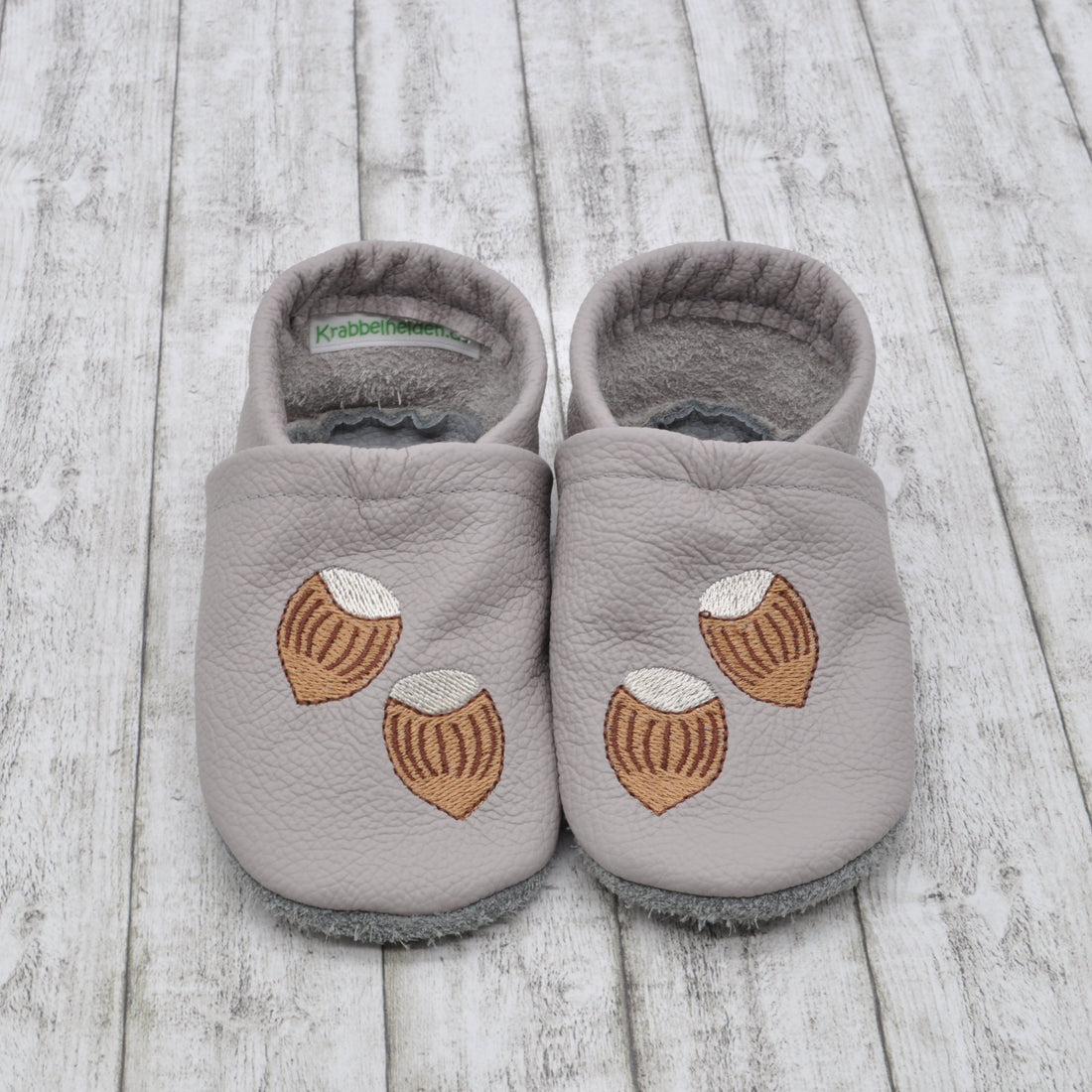 Krabbelschuhe mit Haselnüssen in Größe 20