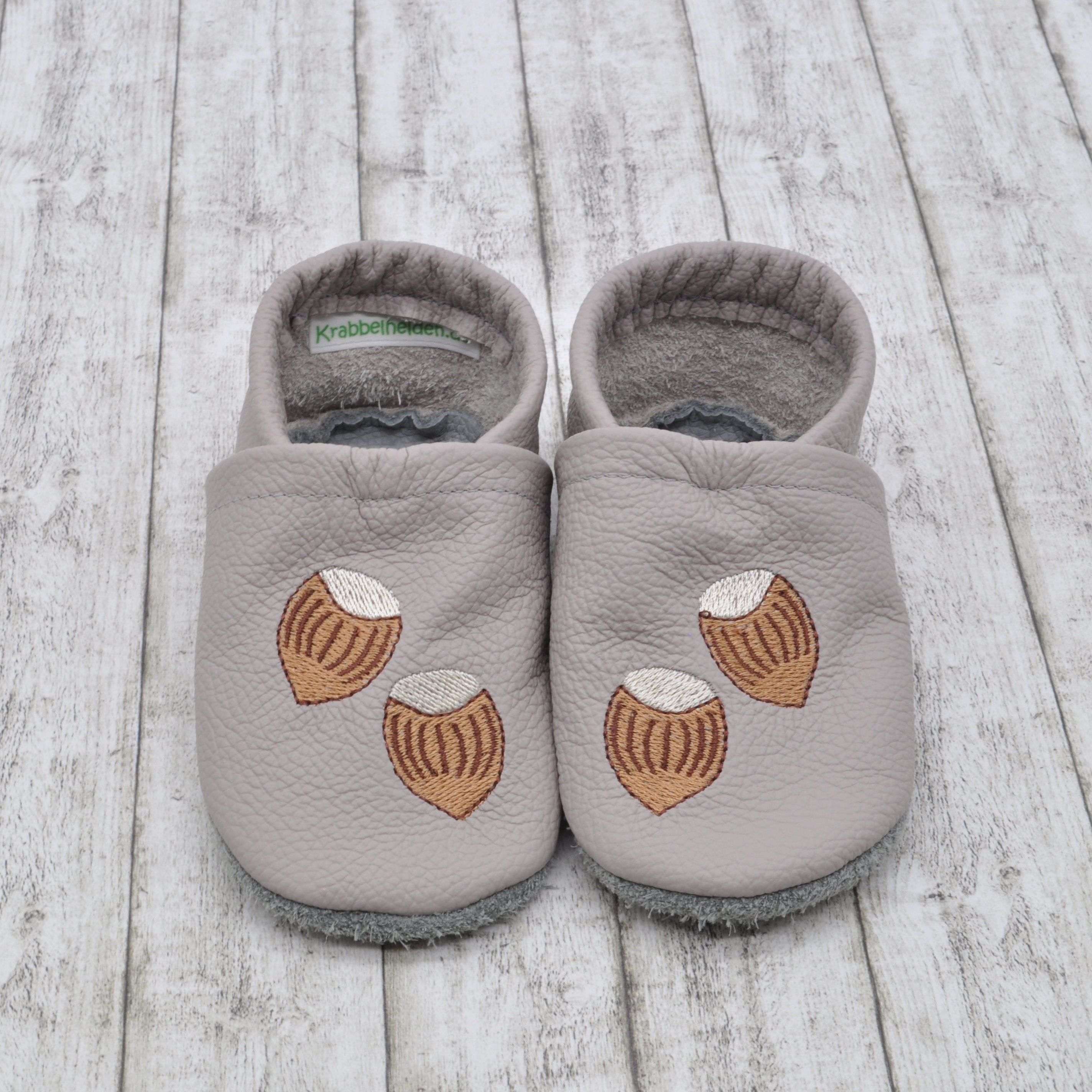 Krabbelschuhe mit Haselnüssen in Größe 20