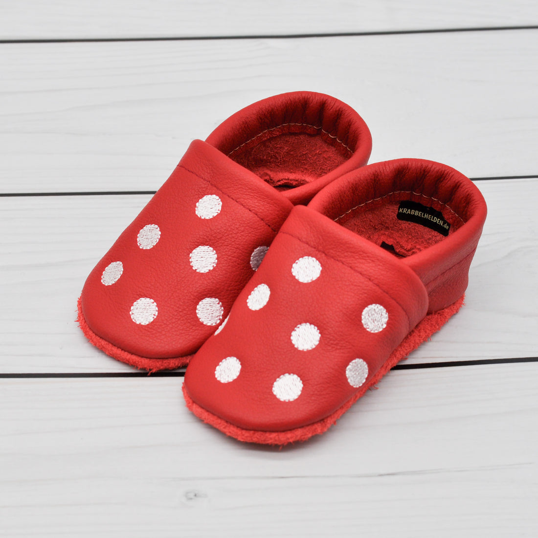 Krabbelschuhe in rot mit weißen Punkten