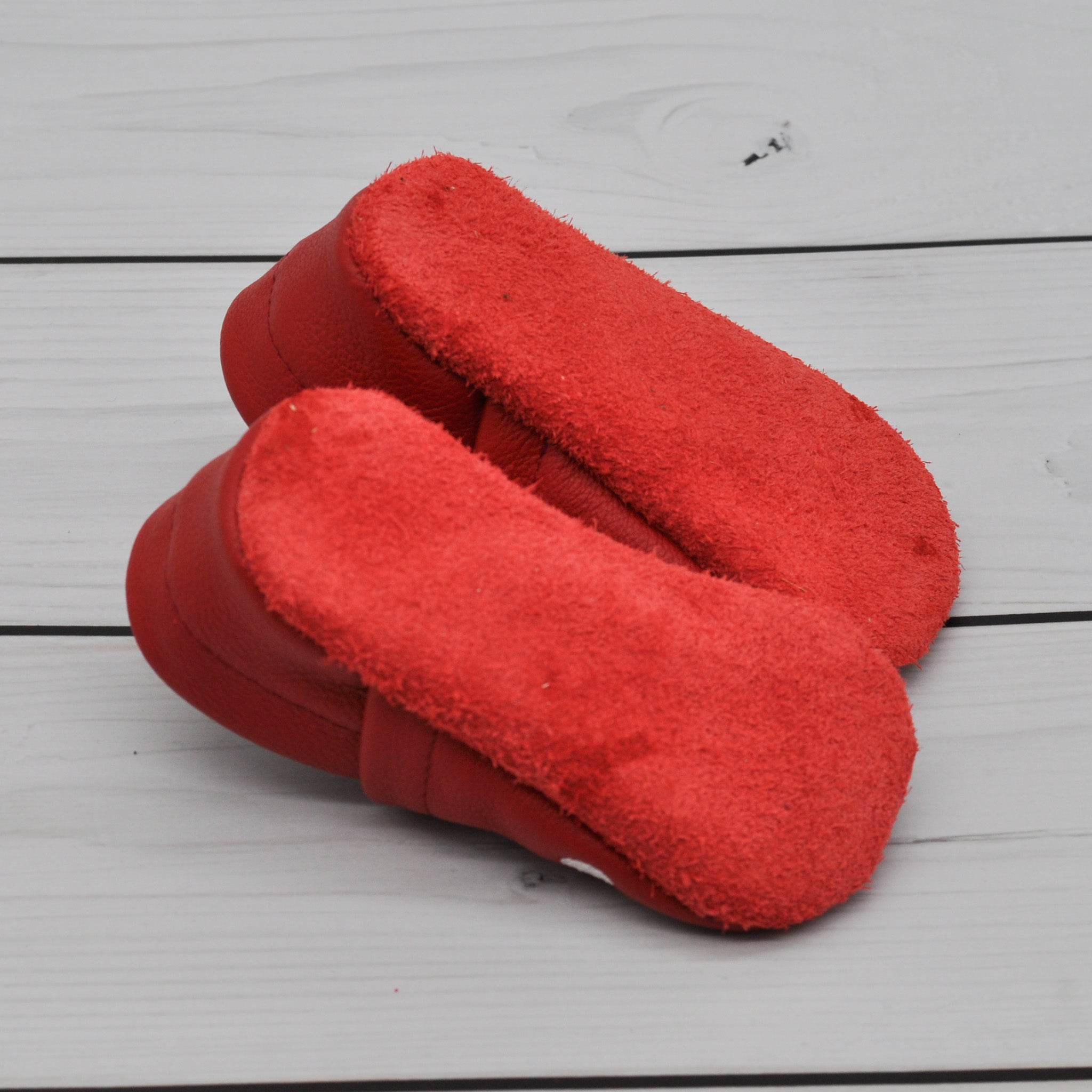 Krabbelschuhe in rot mit weißen Punkten