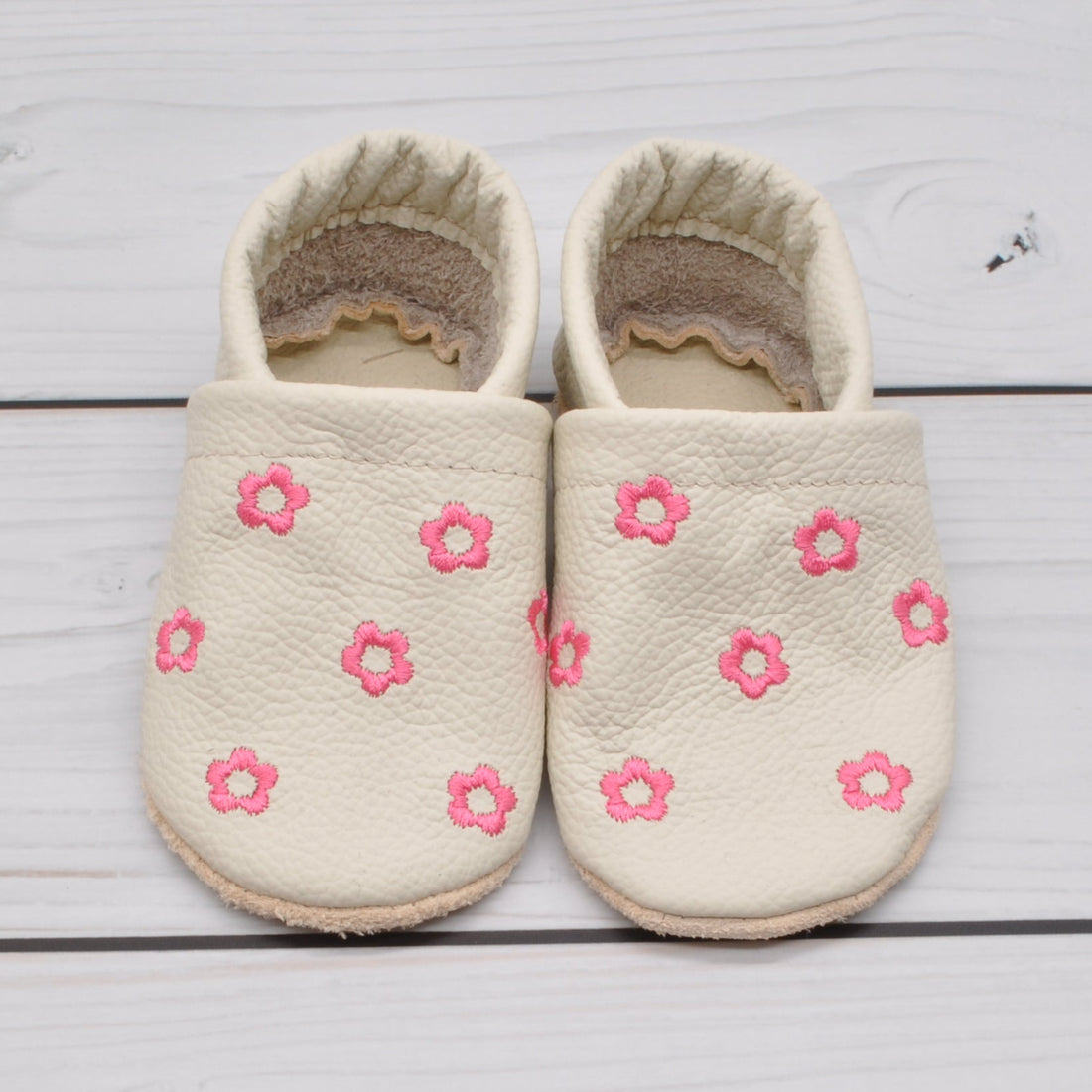 Krabbelschuhe mit pinken Blumen