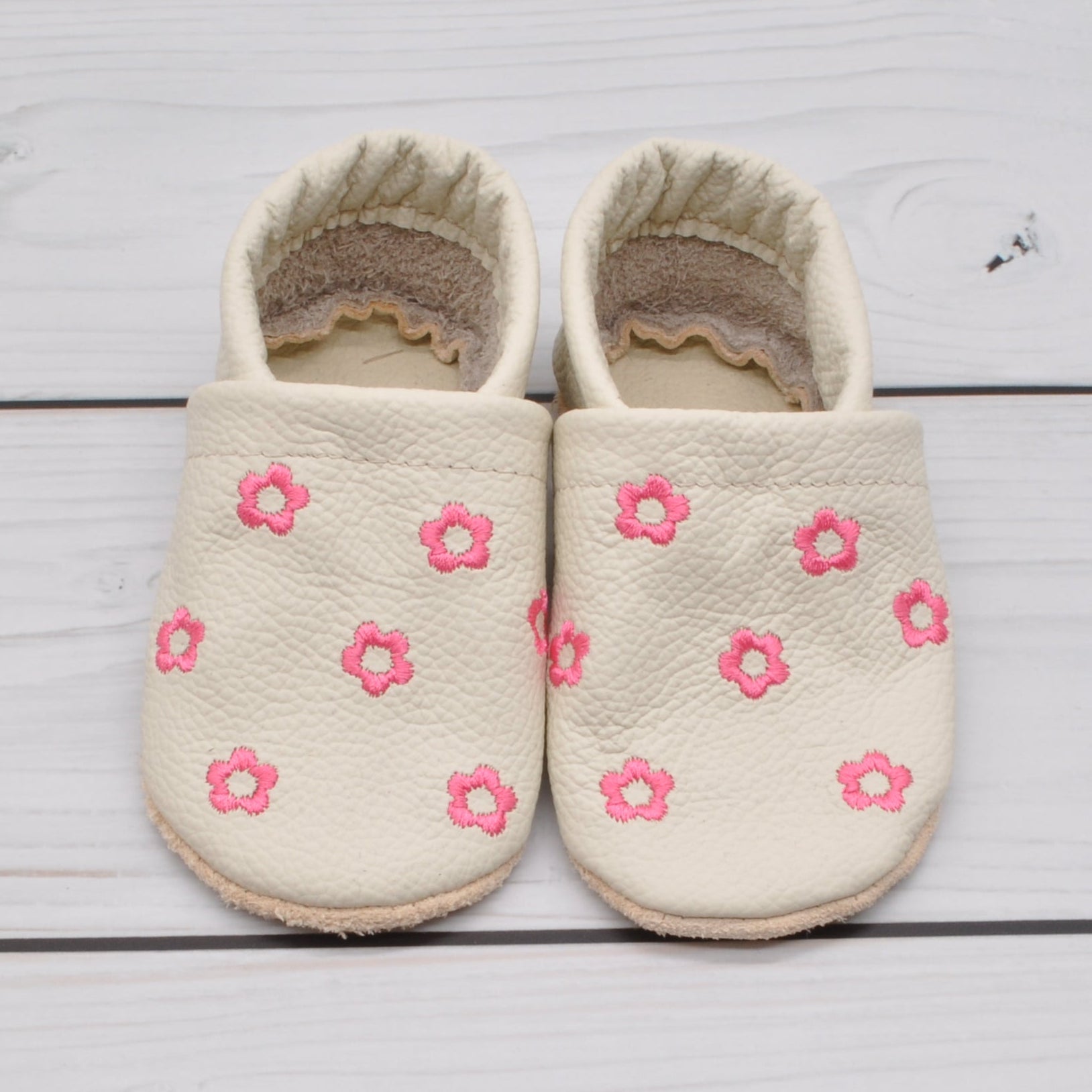 Krabbelschuhe mit pinken Blumen