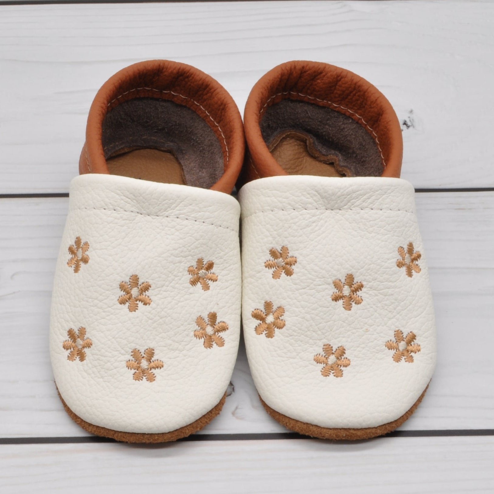 Krabbelschuhe in weiß und braun mit brauen Blumen in Größe 21