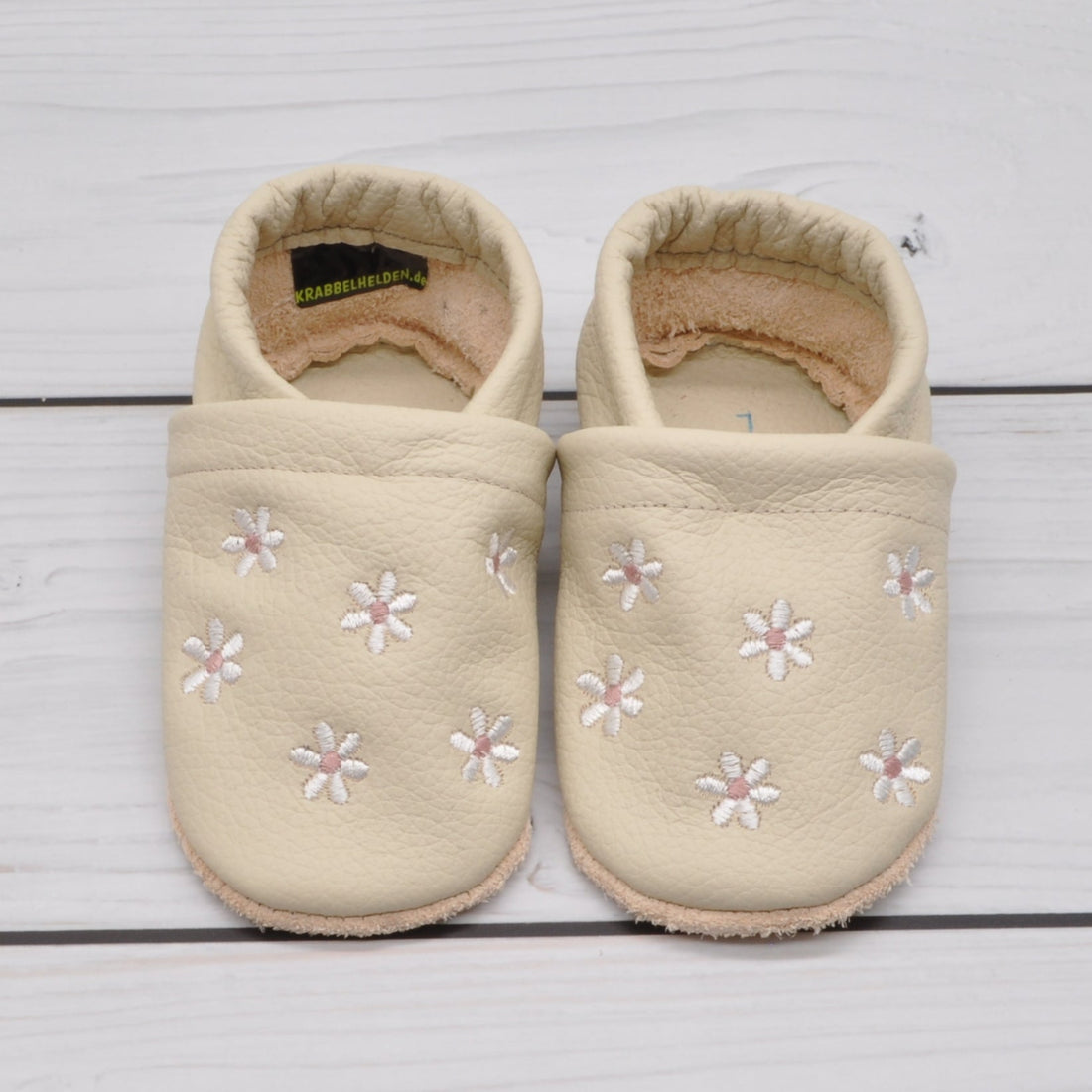 Krabbelschuhe in beige mit Blumen
