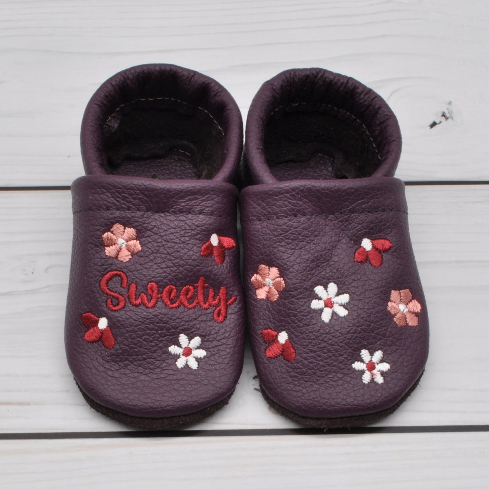 Krabbelschuhe in lila mit bunten Blumen in Größe 20