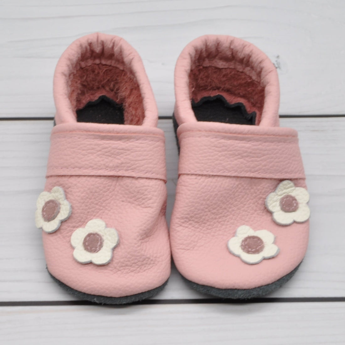 Krabbelschuhe in rosa mit aufgenähten weißen Blumen in Größe 20