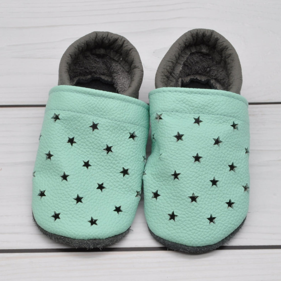 Krabbelschuhe in mint und grau mit Sternenlöchern in Größe 21