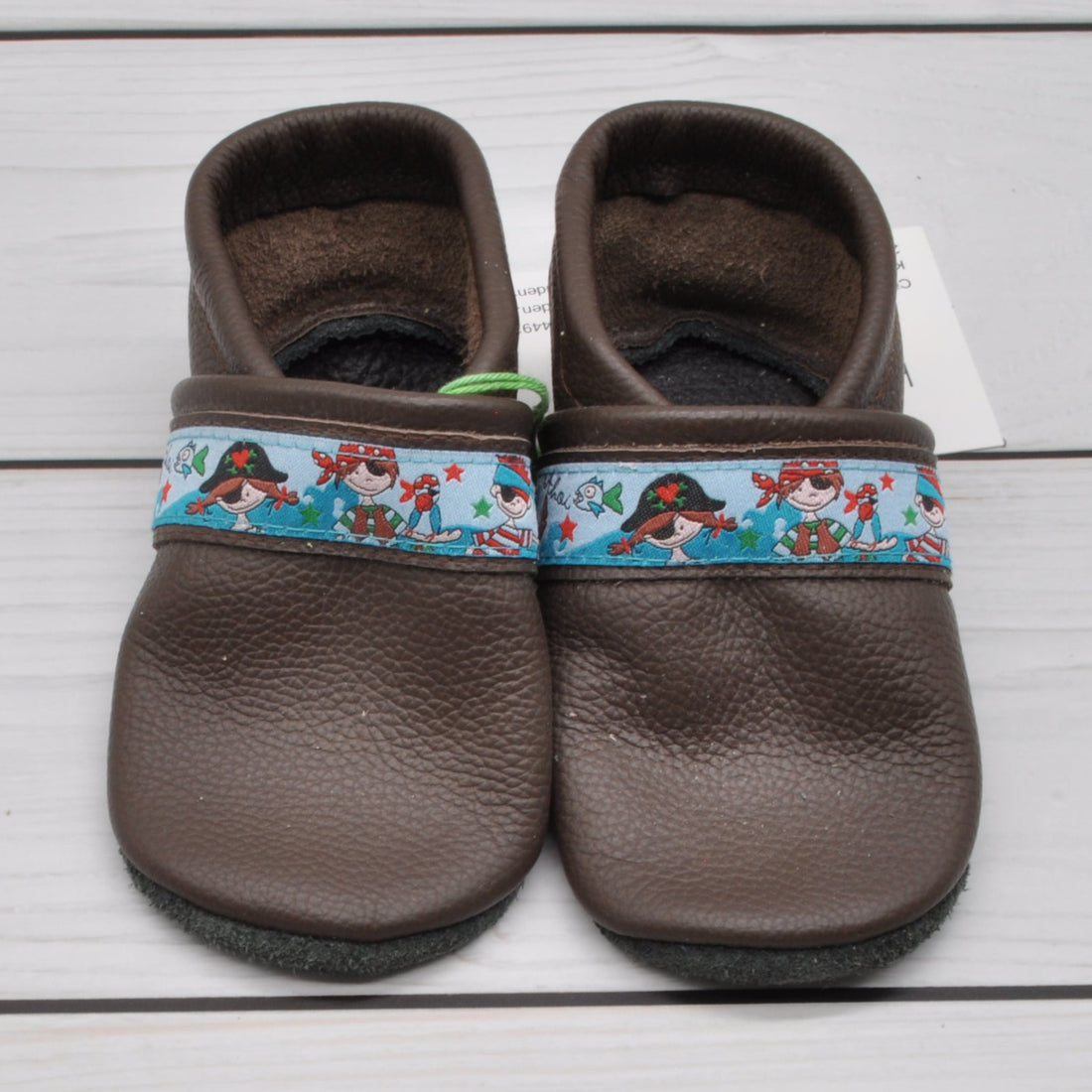 Krabbelschuhe in braun mit Piratenband in Größe 22