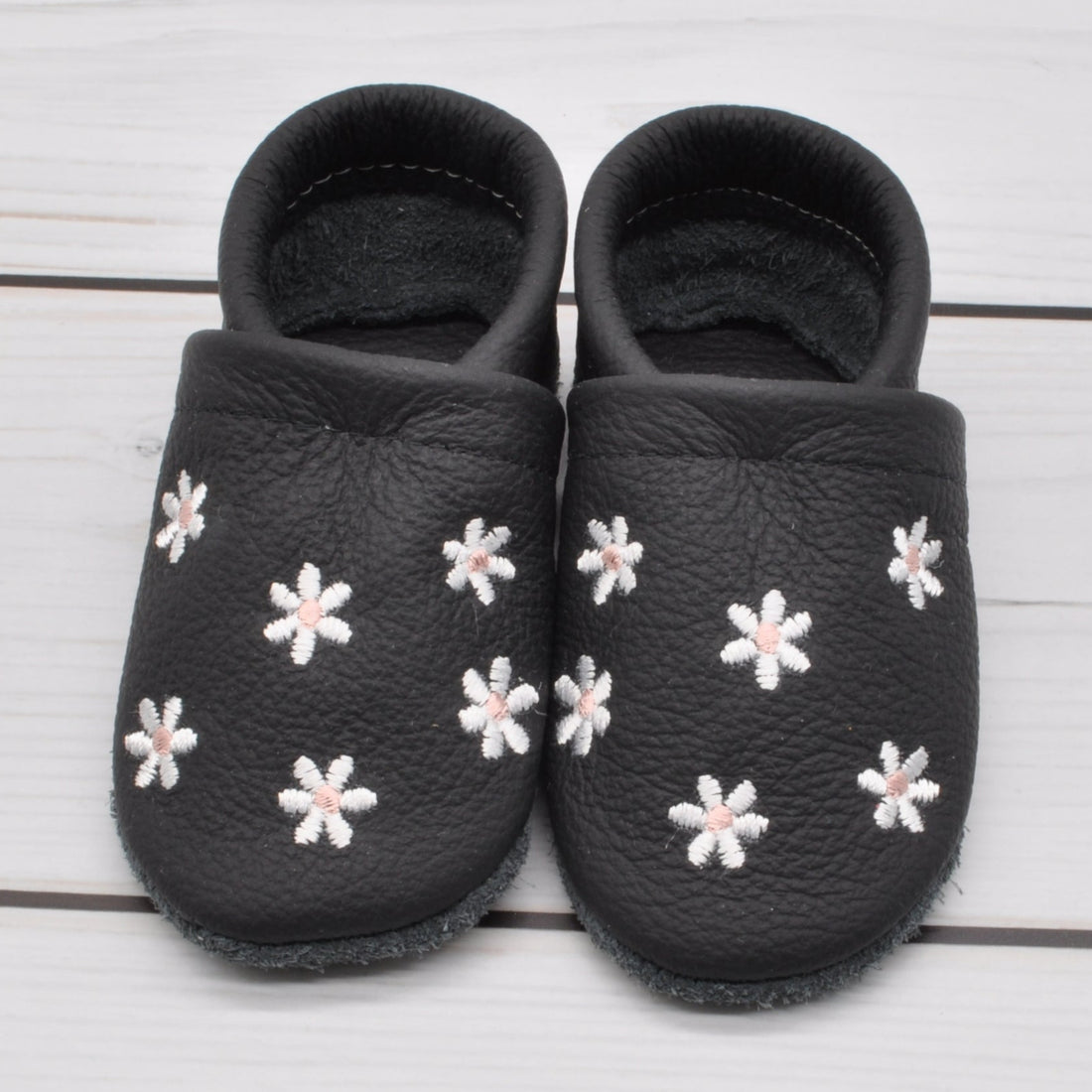 Krabbelschuhe in schwarz mit weißen Blumen in Größe 19