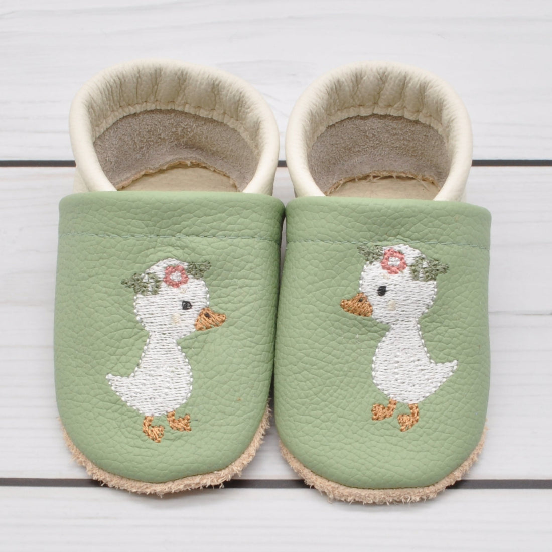 Krabbelschuhe in dustygreen und beige mit Gans in Größe 18