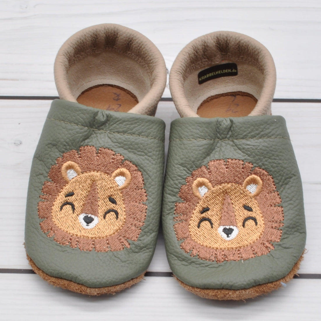 Krabbelschuhe in oliv und camel mit Löwe in Größe 21