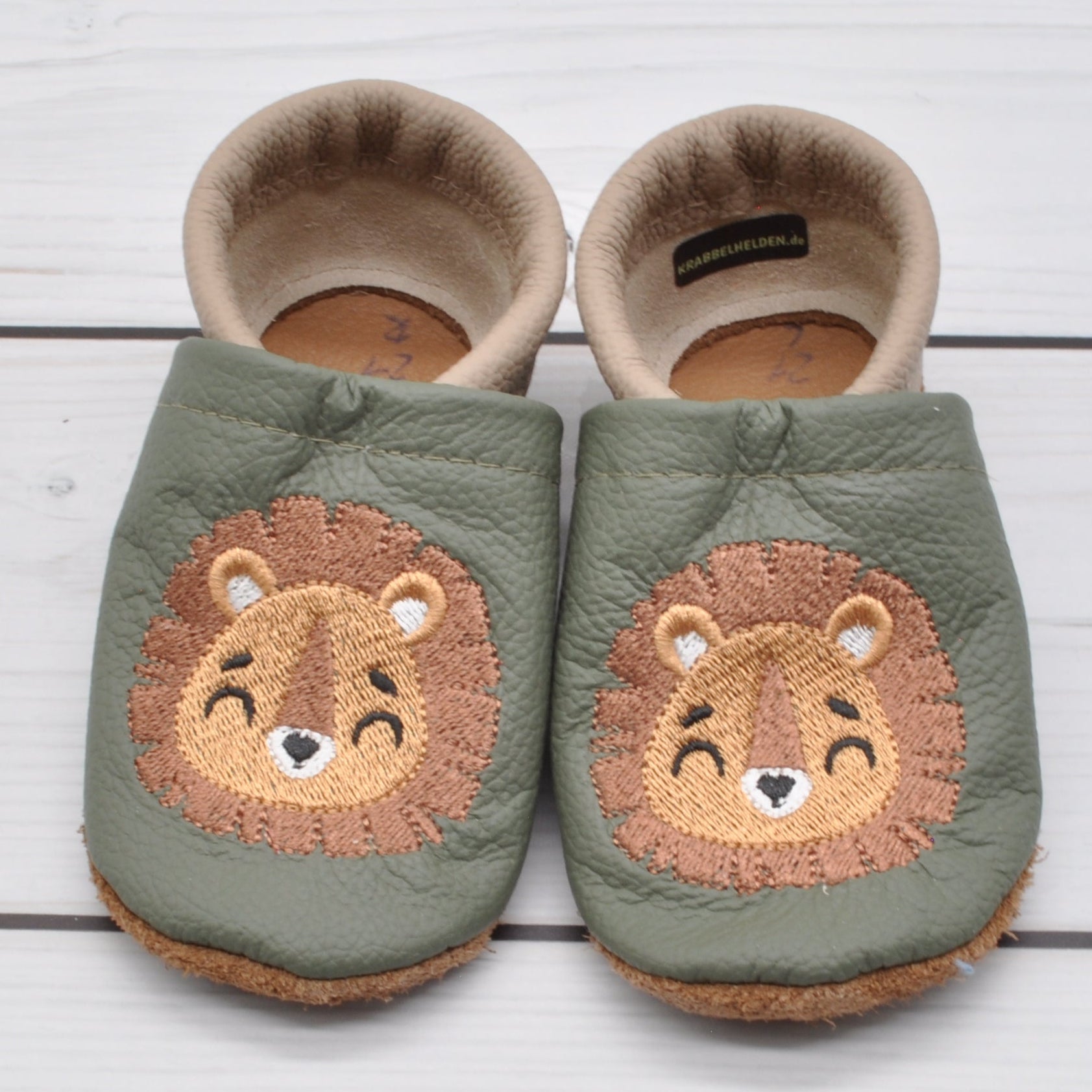Krabbelschuhe in oliv und camel mit Löwe in Größe 21