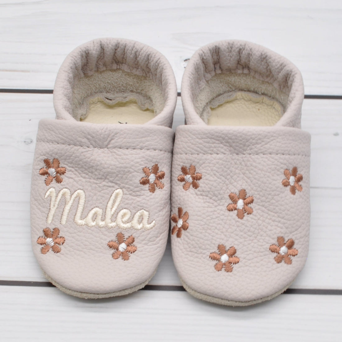 Krabbelschuhe in hellgrau mit braunen Blumen für Malea in Größe 18