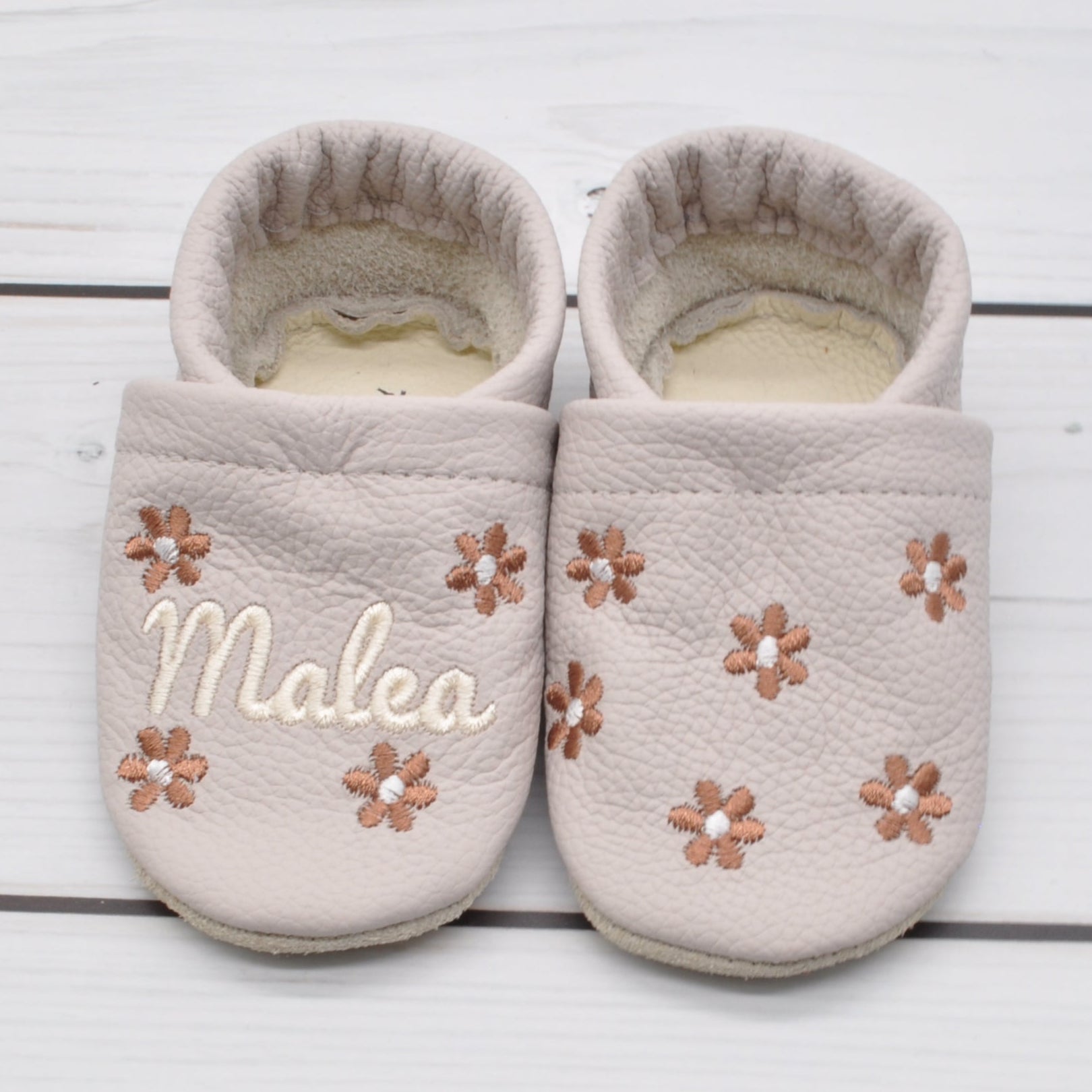 Krabbelschuhe in hellgrau mit braunen Blumen für Malea in Größe 18