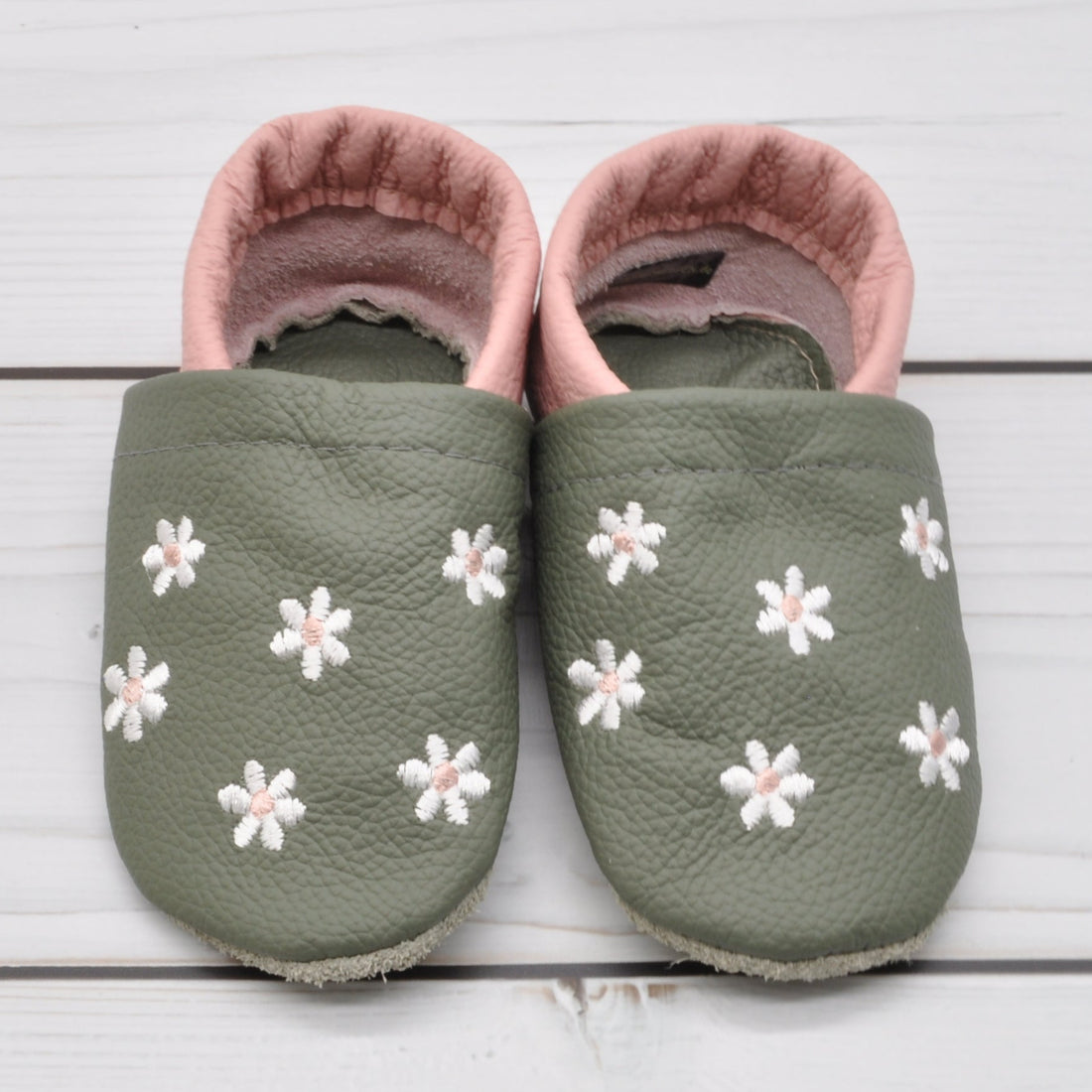 Krabbelschuhe in oliv und rosa mit weißen Blumen in Größe 20