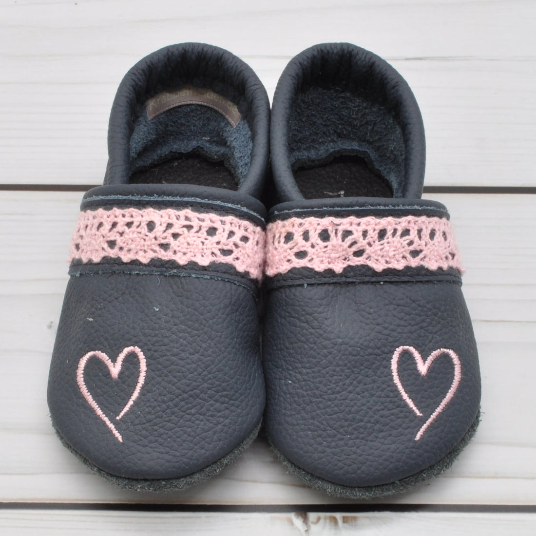 Krabbelschuhe in blau mit rosa Herz und Spitze in Größe 20