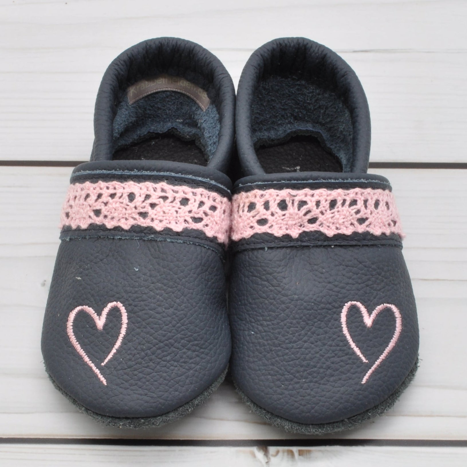 Krabbelschuhe in blau mit rosa Herz und Spitze in Größe 20