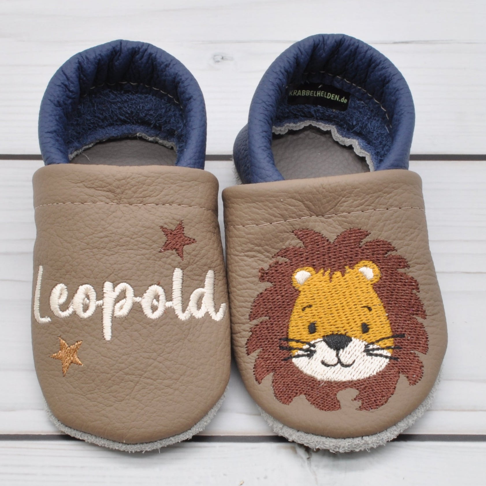 Krabbelschuhe in camel und blau mit Löwe für Leopold in Größe 20