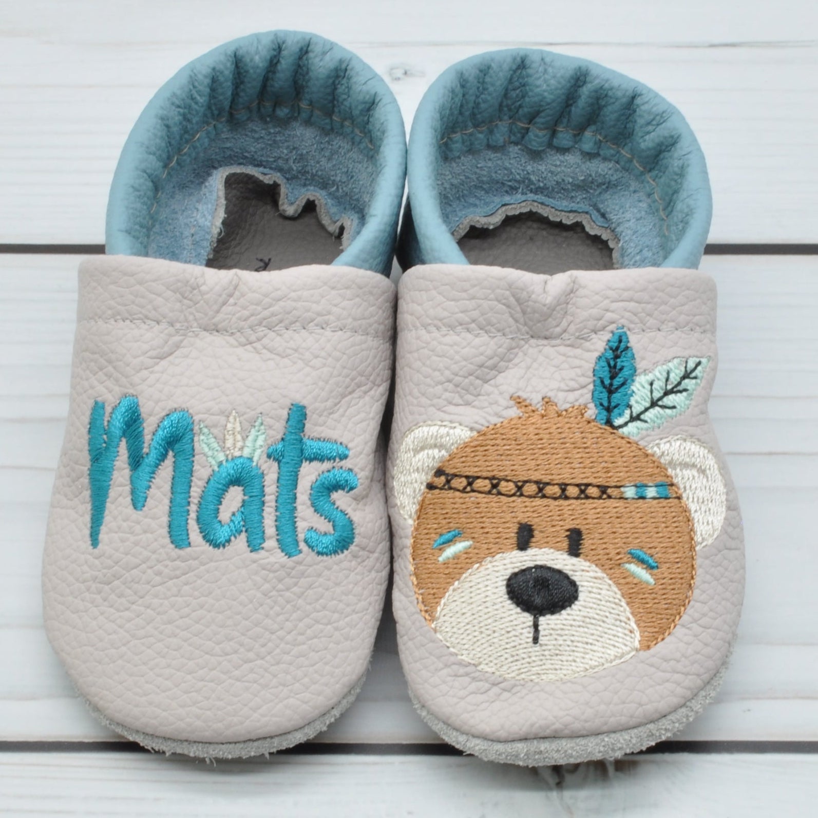 Krabbelschuhe in hellgrau und blau mit Boho-Bär für Mats in Größe 20