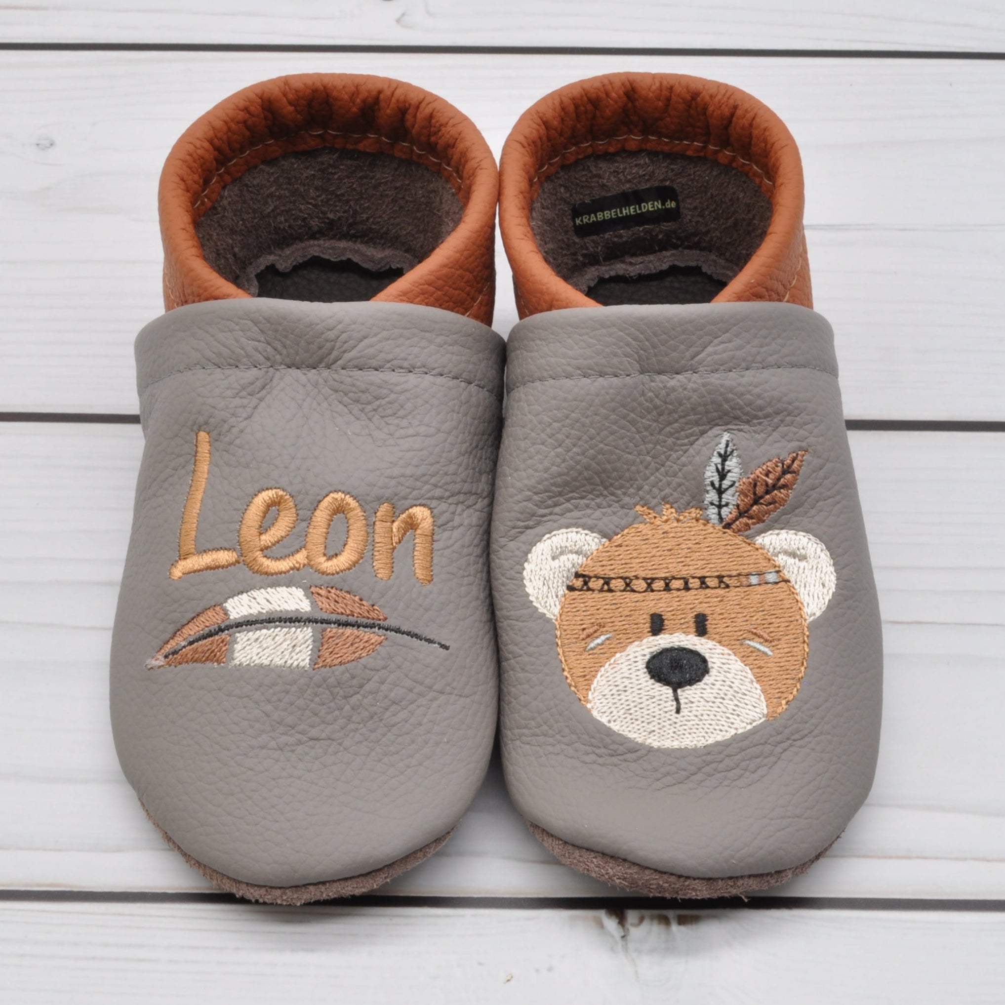 Krabbelschuhe in grau und braun mit Boho-Bär für Leon in Größe 25