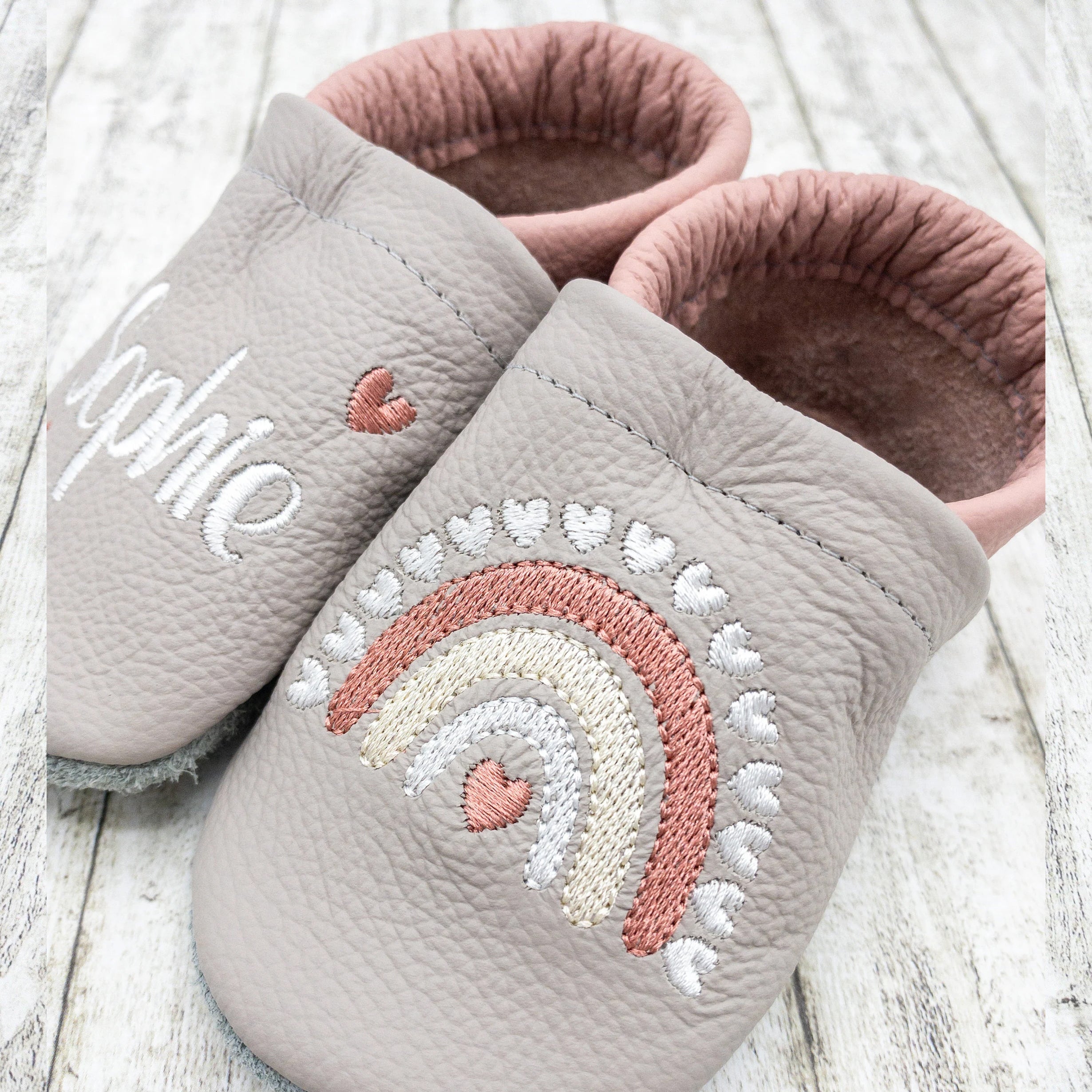 Krabbelschuhe mit Regenbogen aus Herzen und Name personalisiert Lederpuschen aus Echtleder