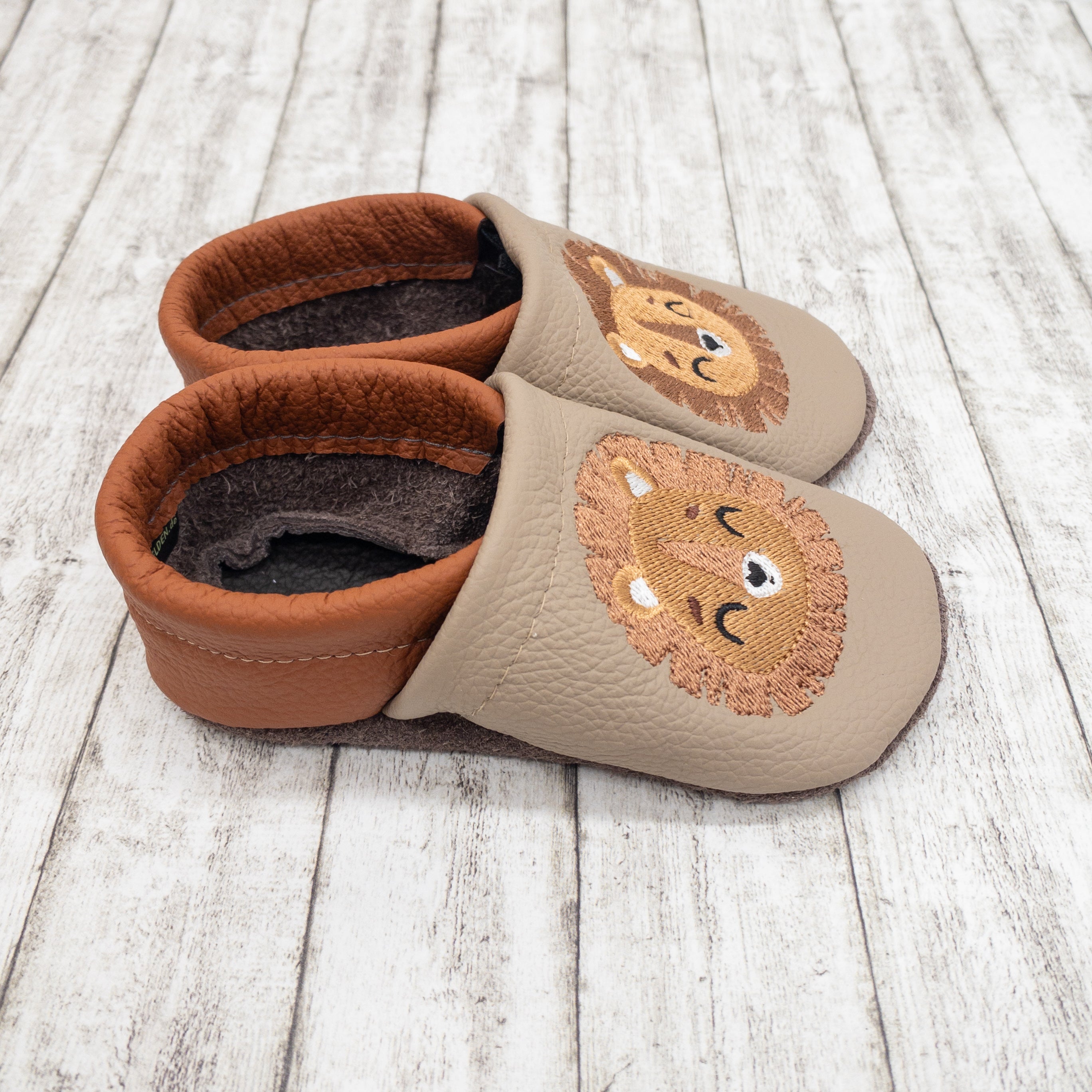 Krabbelschuhe mit Löwe bestickt aus Echtleder - weiche Lauflernschuhe