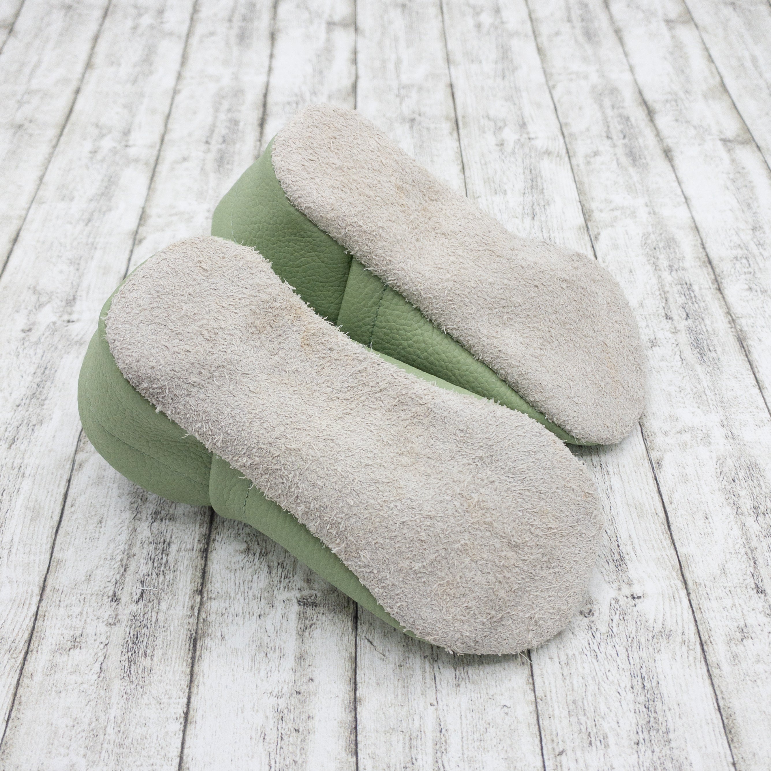 Personalisierte Krabbelschuhe mit Blumen in dustygreen und Namen bestickt aus Echtleder