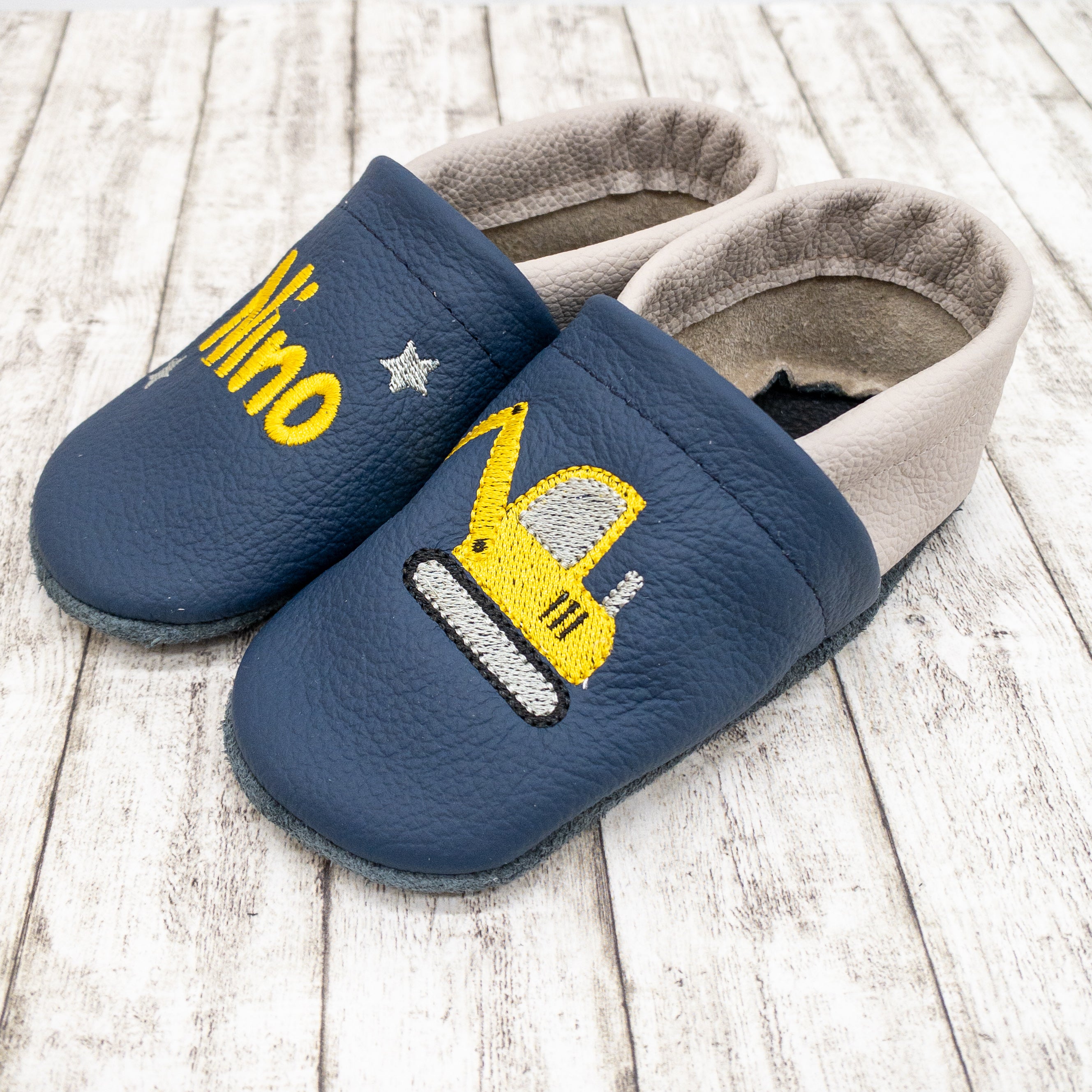 Krabbelschuhe in dunkelblau mit Bagger und Name bestickt aus Echtleder