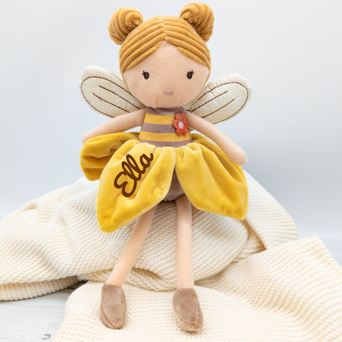 Personalisierte Stoffpuppe - Fee im Blütenkleid - zauberhafte Puppe mit Namen bestickt