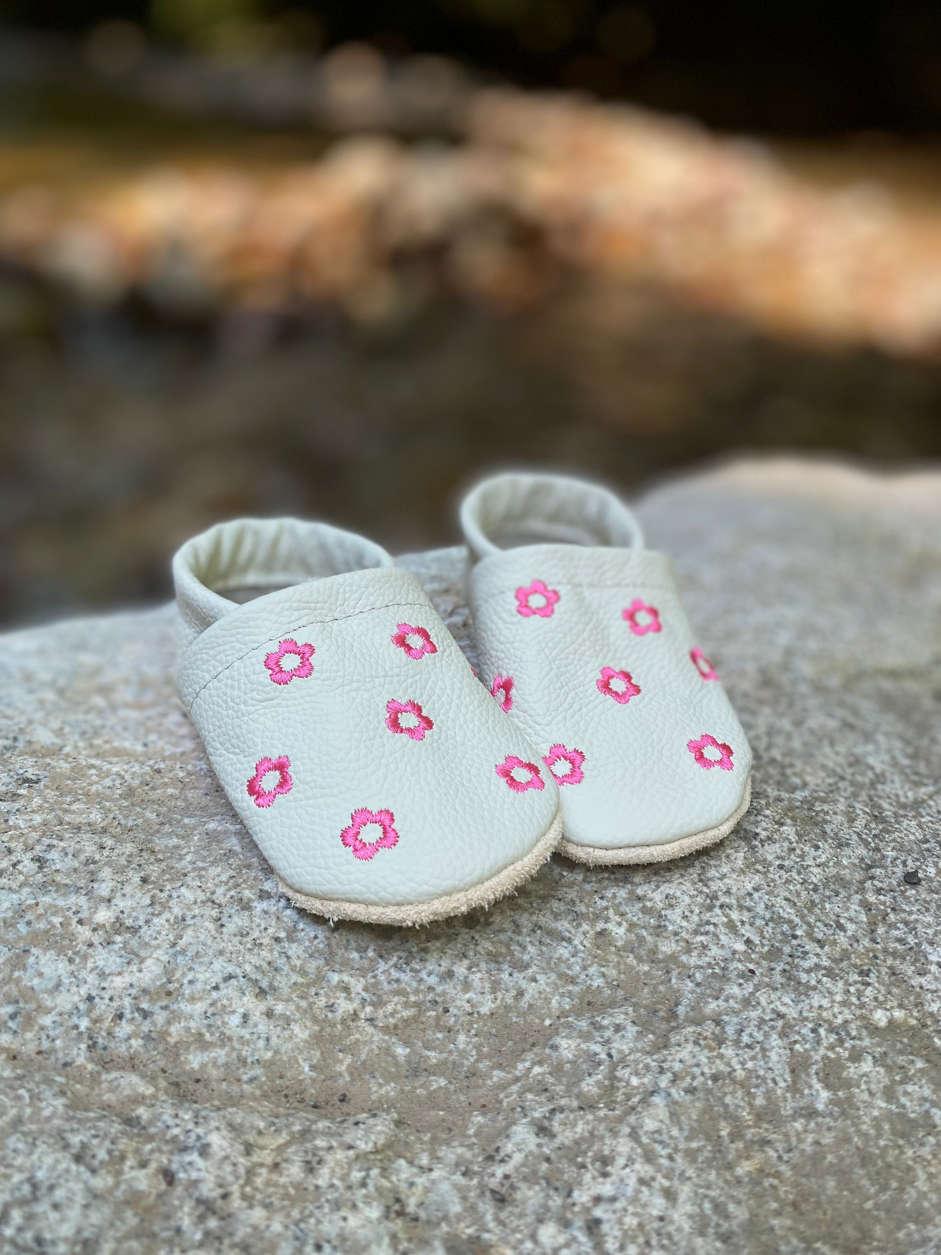 Krabbelschuhe in beige mit neonpinken Blumen aus Echtleder