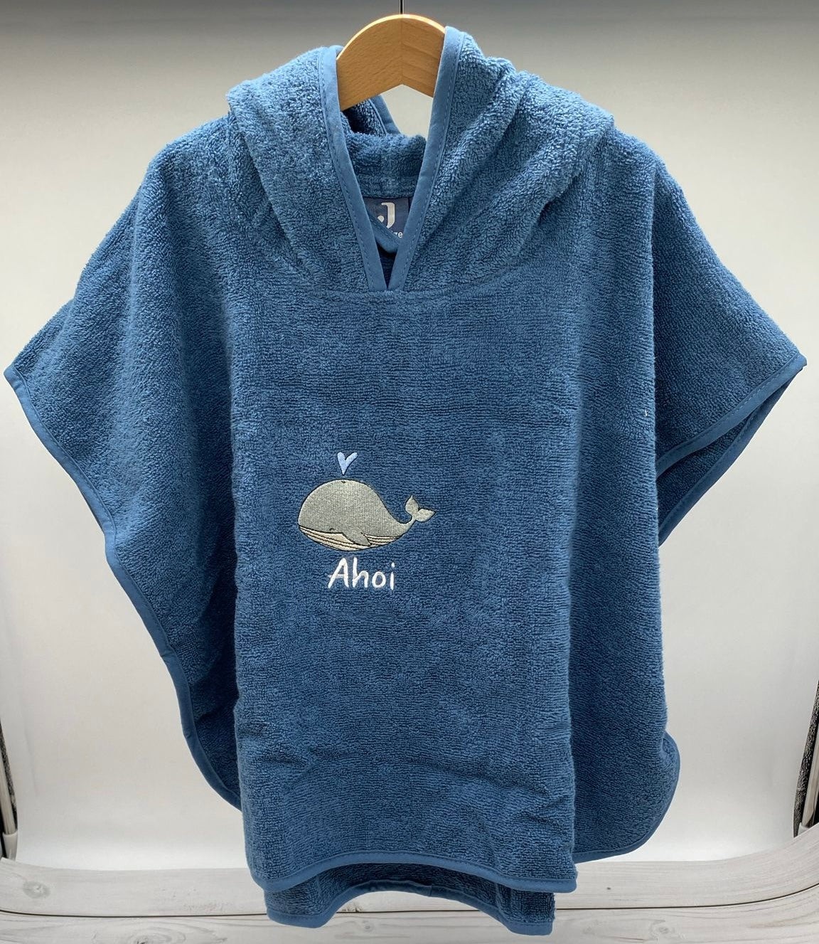 Badeponcho von Krabbelhelden, beige mit Namen und Krebs bestickt-hängend