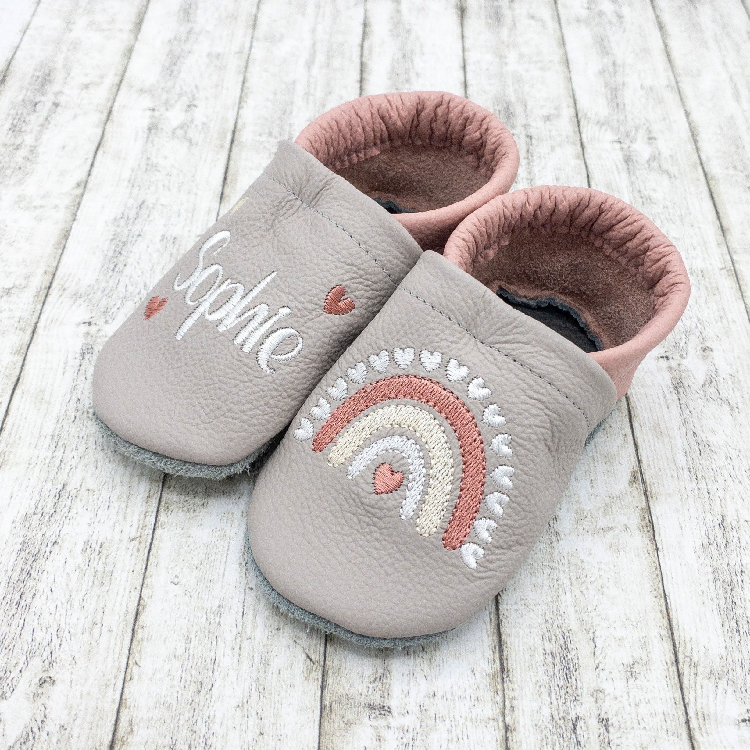 Krabbelschuhe mit Regenbogen aus Herzen und Name personalisiert Lederpuschen aus Echtleder