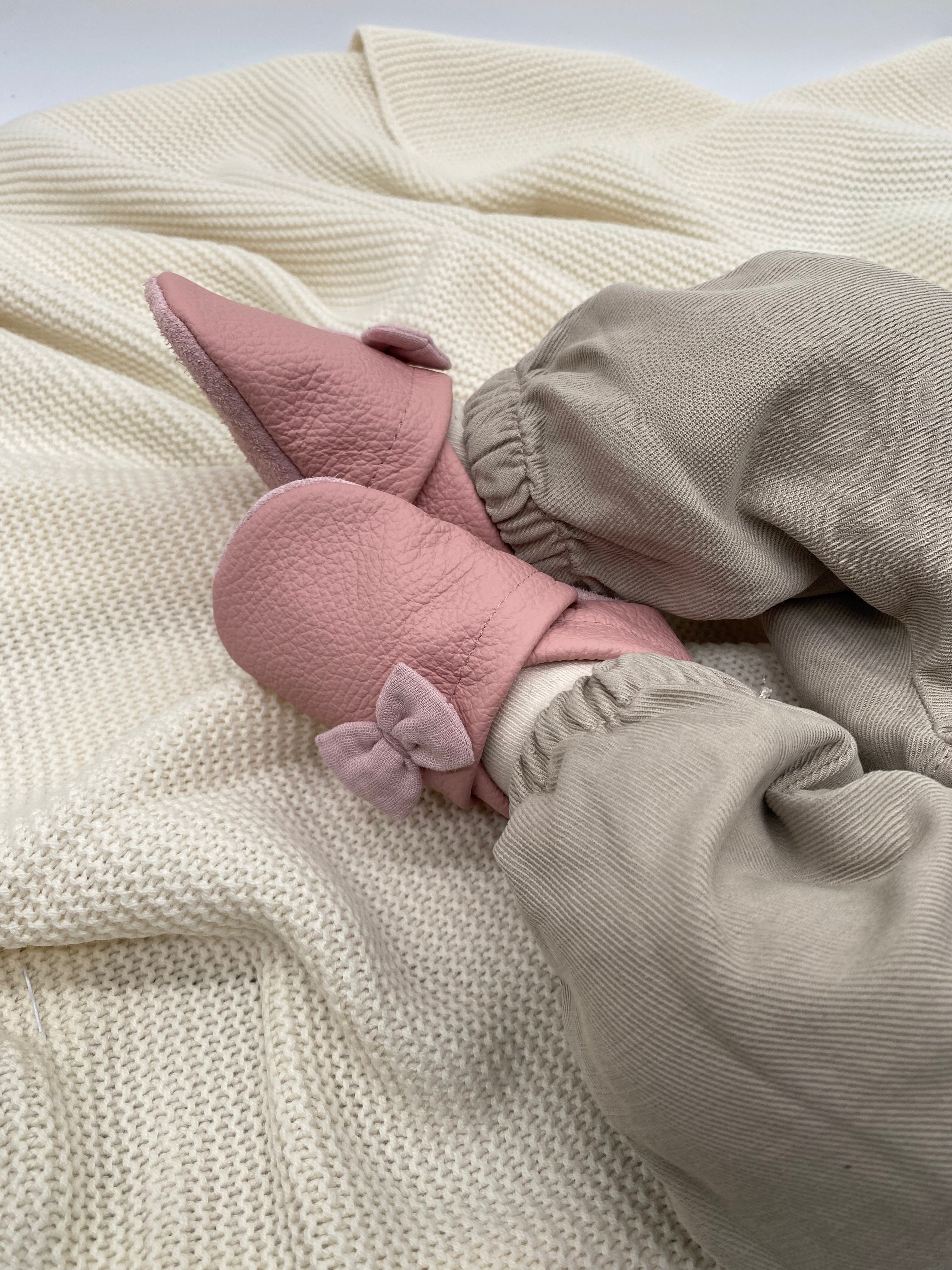 Krabbelschuhe in hellgrau mit kleinen Schleifen aus Musselin