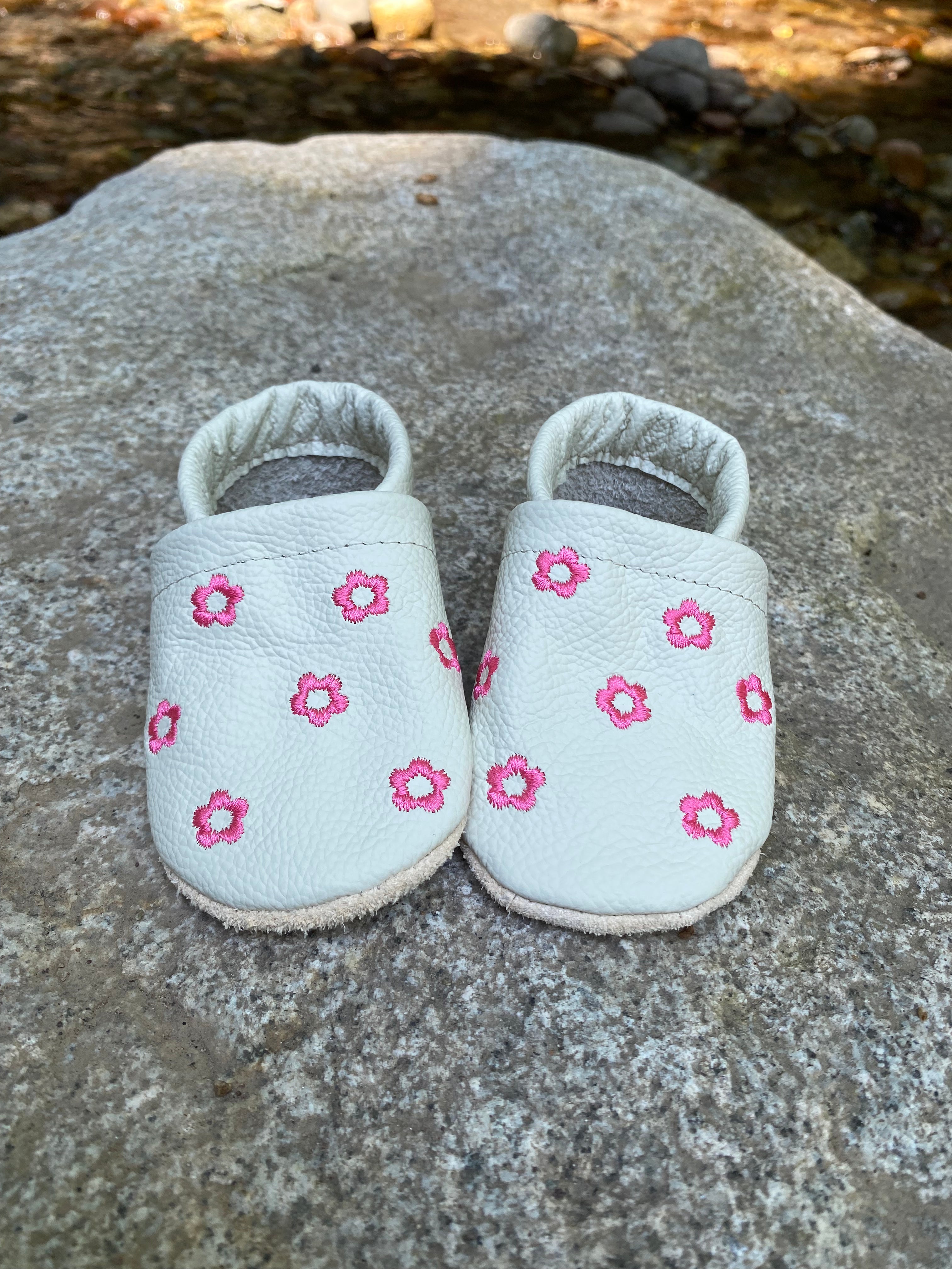 Krabbelschuhe in beige mit neonpinken Blumen aus Echtleder