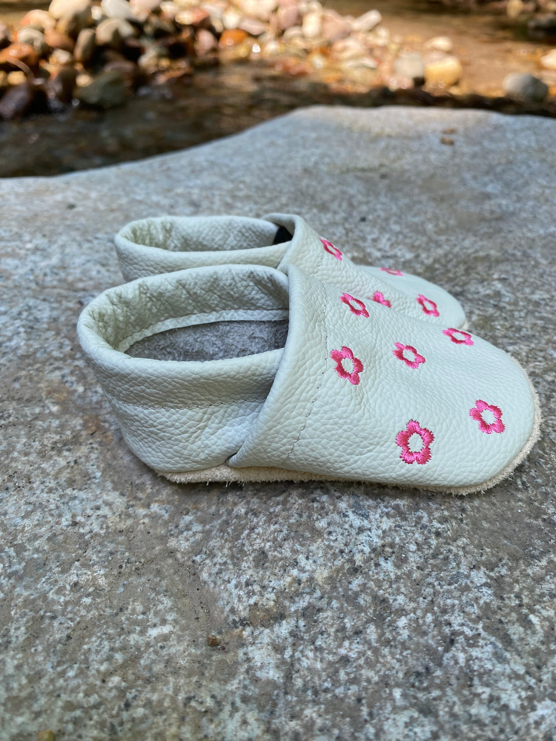 Krabbelschuhe in beige mit neonpinken Blumen aus Echtleder