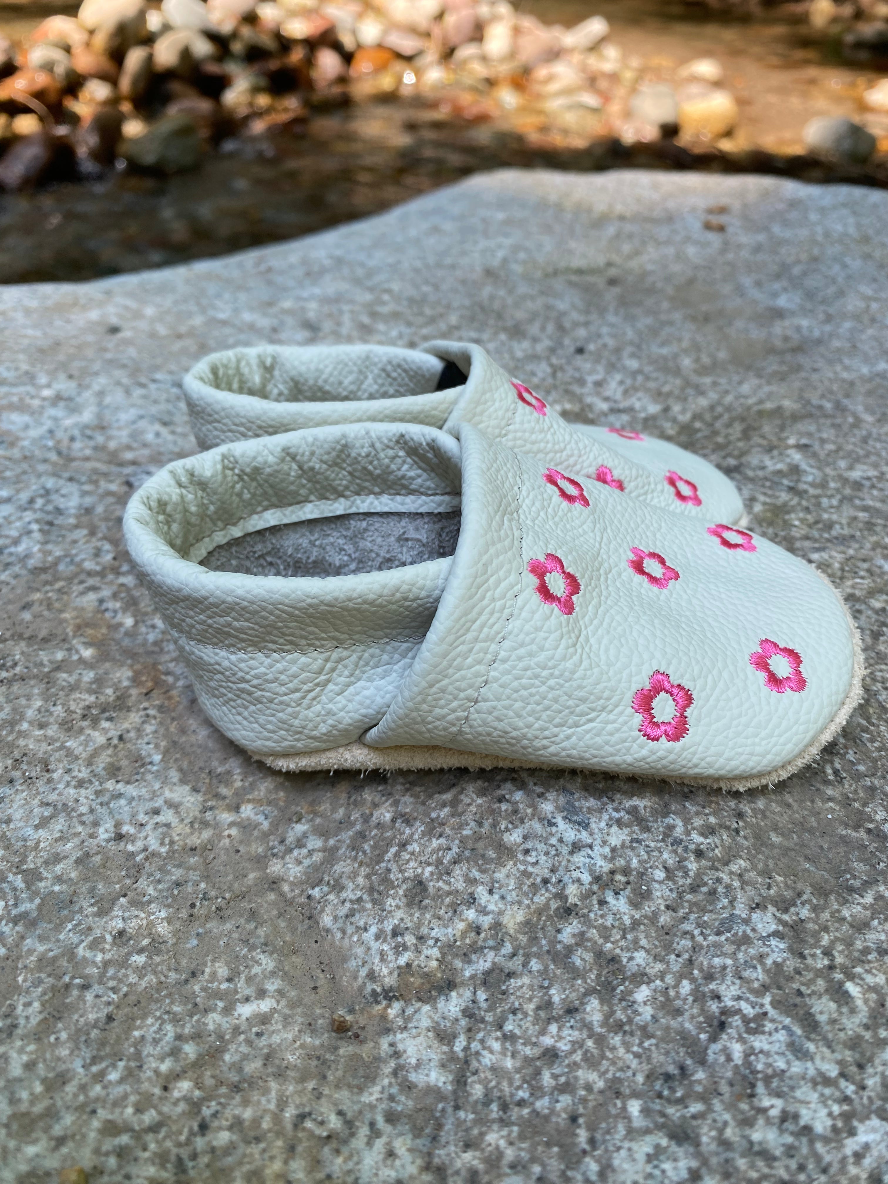 Krabbelschuhe in beige mit neonpinken Blumen aus Echtleder