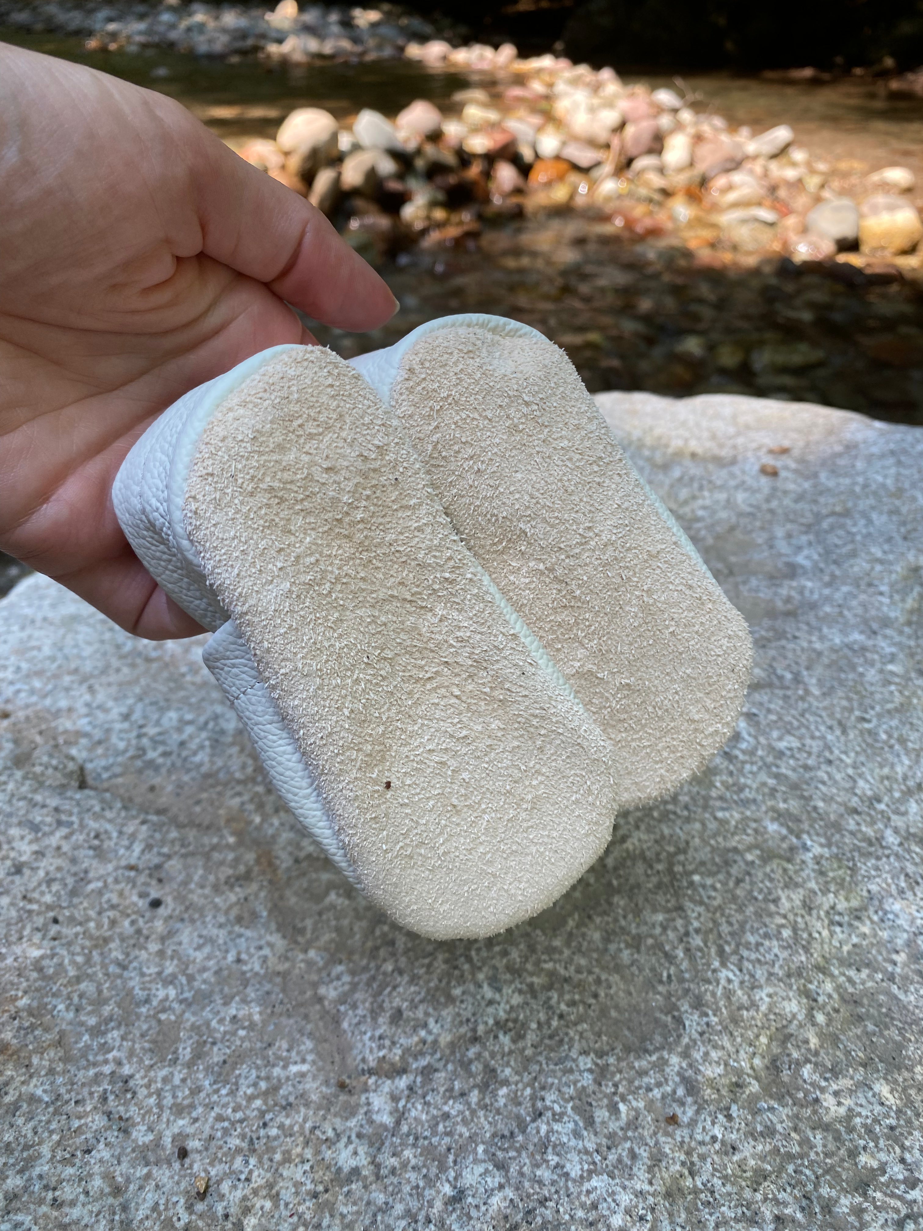 Krabbelschuhe in beige mit neonpinken Blumen aus Echtleder