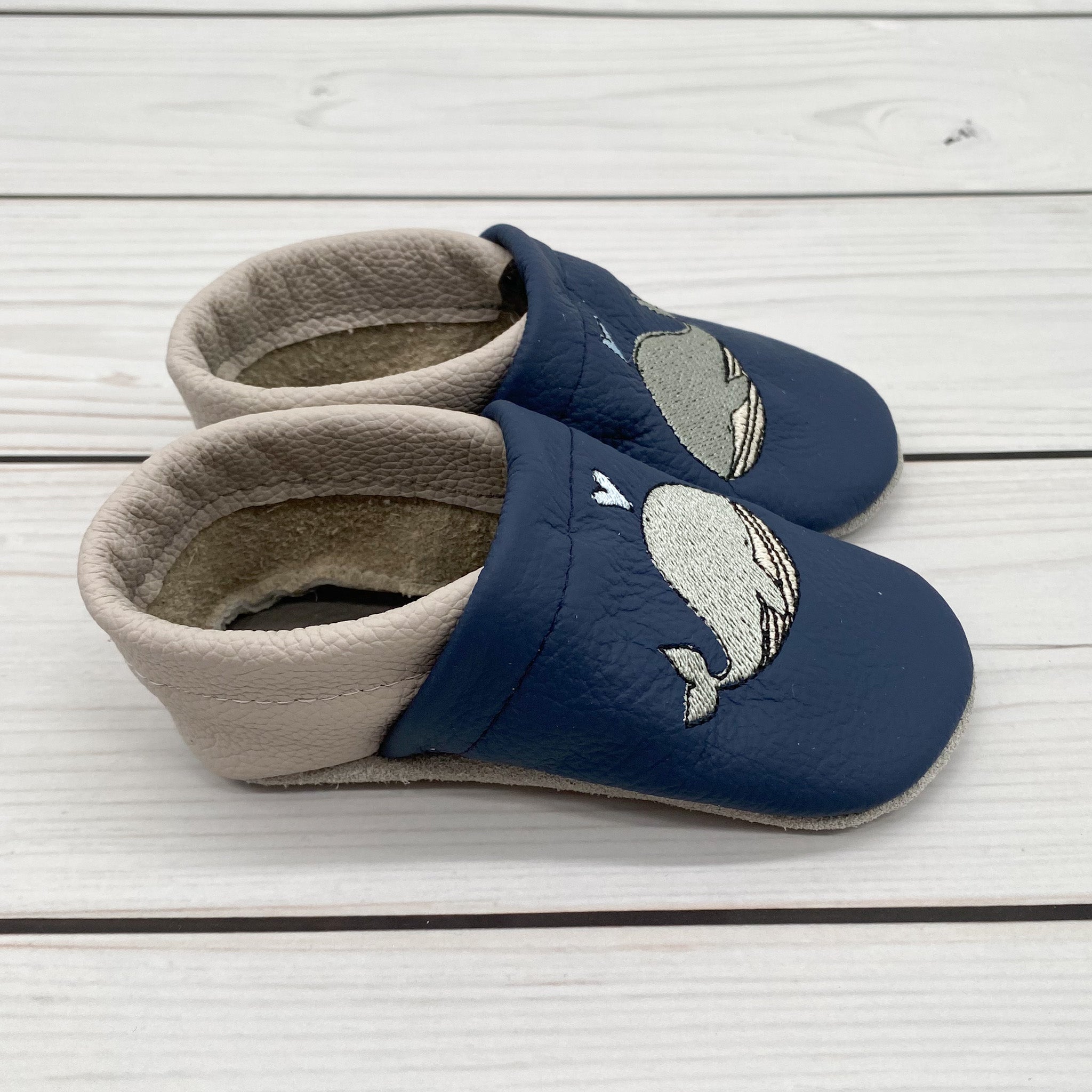 Krabbelschuhe in dunkelblau mit Wal und Name bestickt