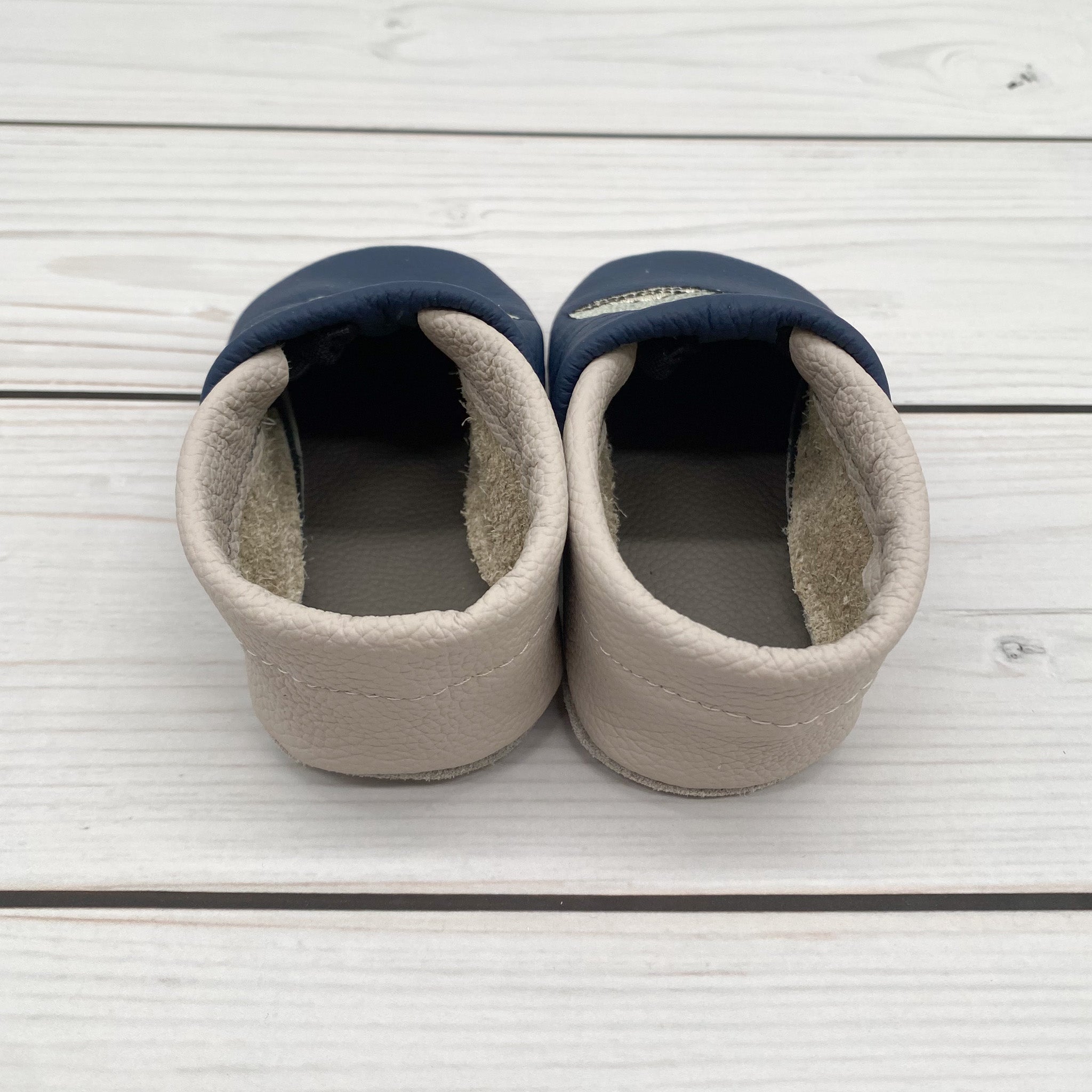 Krabbelschuhe in dunkelblau mit Wal und Name bestickt