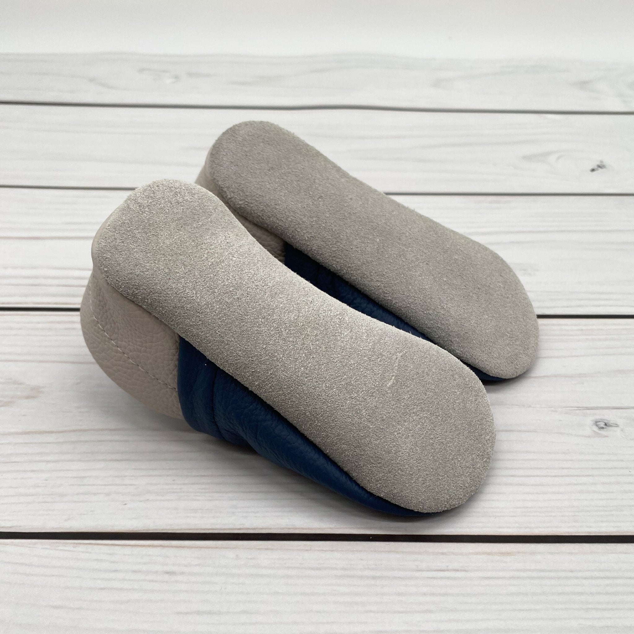 Krabbelschuhe in dunkelblau mit Wal und Name bestickt