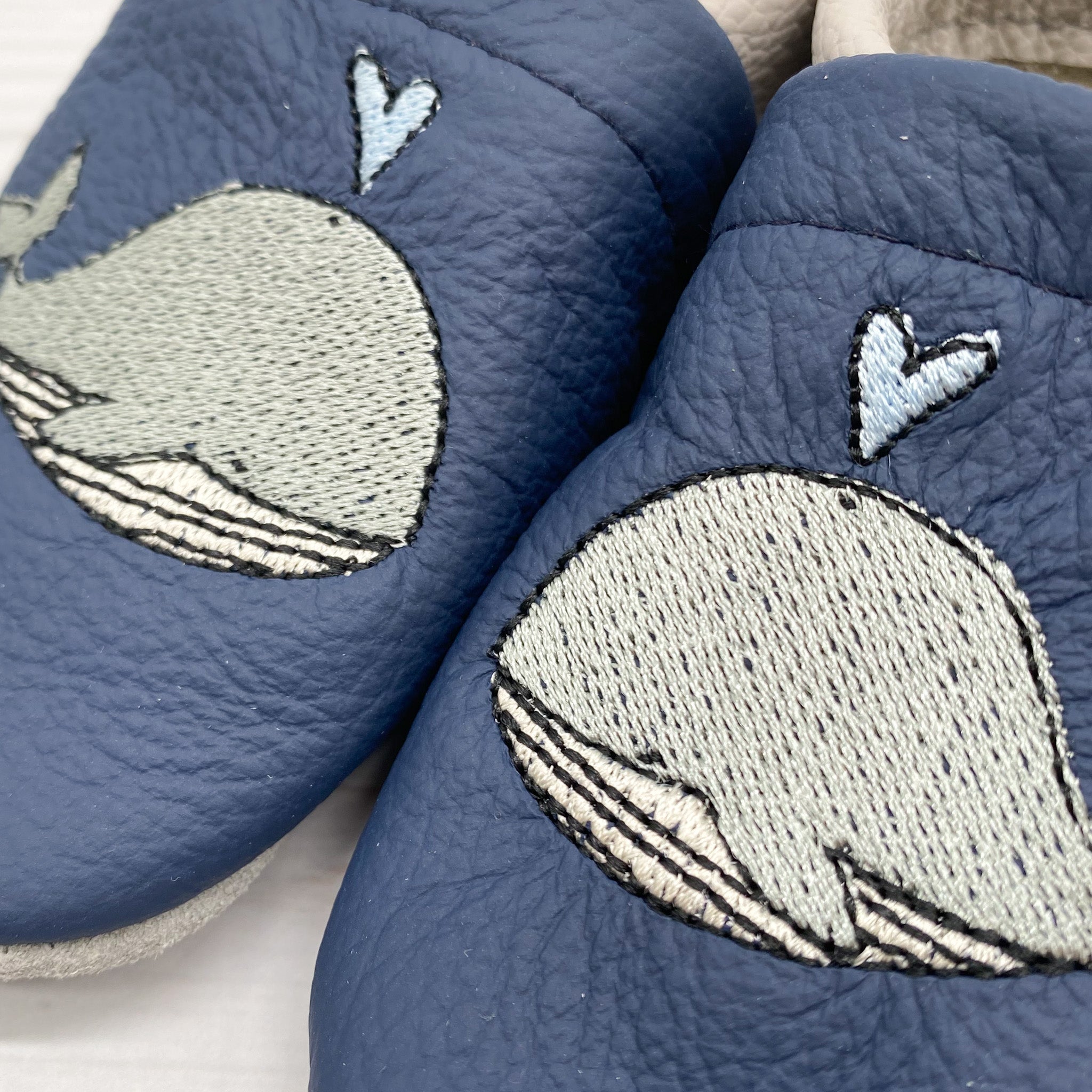 Krabbelschuhe in dunkelblau mit Wal und Name bestickt
