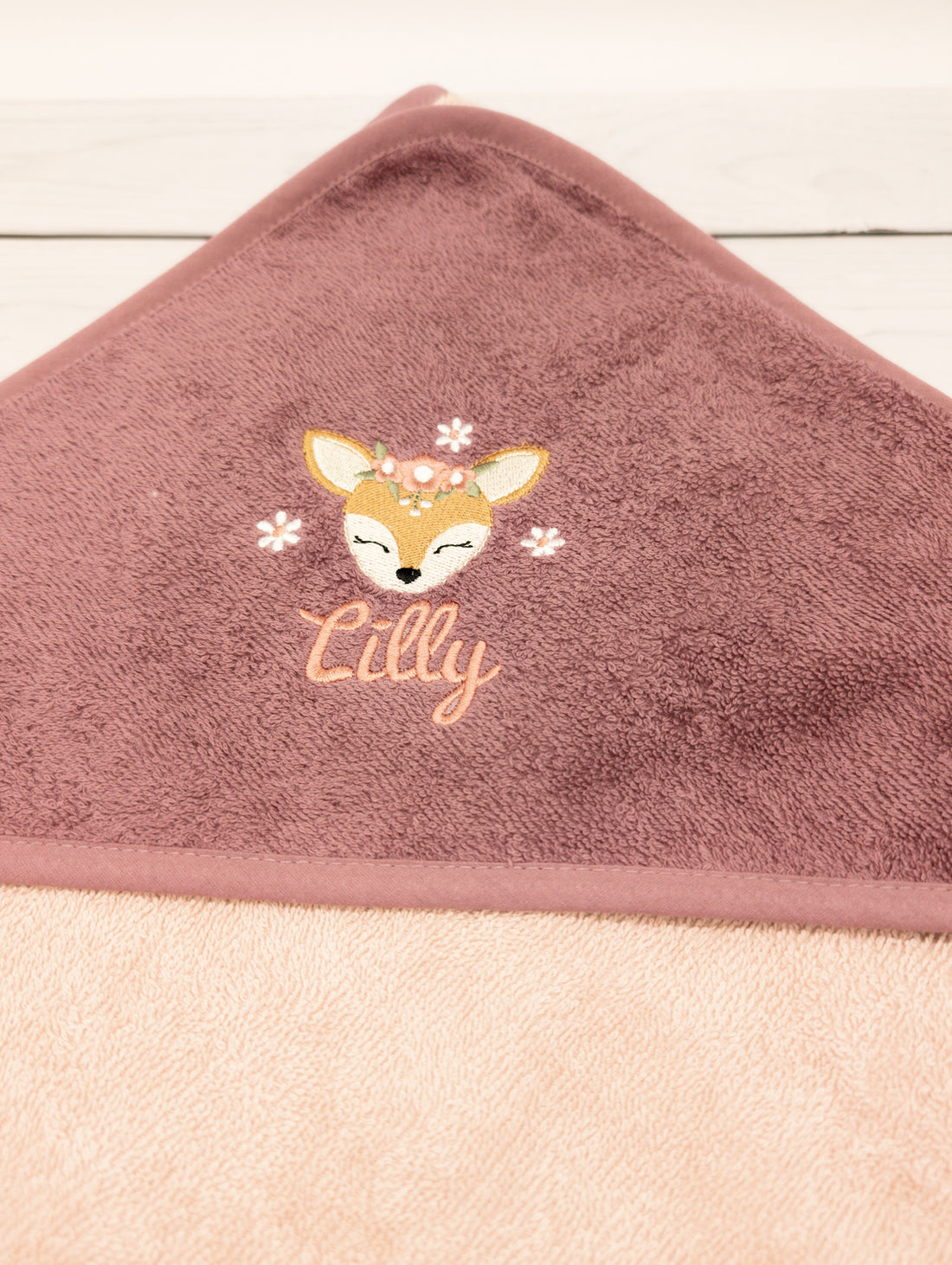 Personalisiertes Kapuzenhandtuch mit Reh und mit Name in 100x100cm aus weichem Frottee