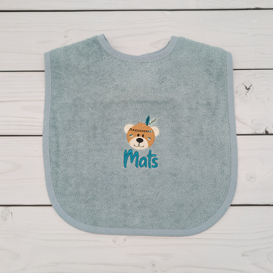 Lätzchen aus Frottee mit Bär und Federschmuck und Name personalisiert