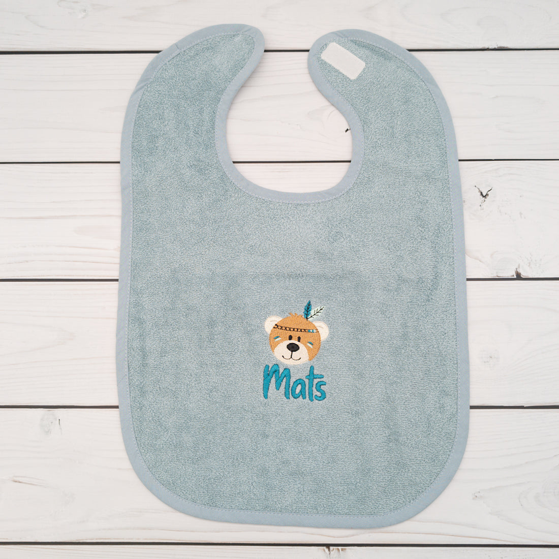 Lätzchen aus Frottee mit Bär und Federschmuck und Name personalisiert